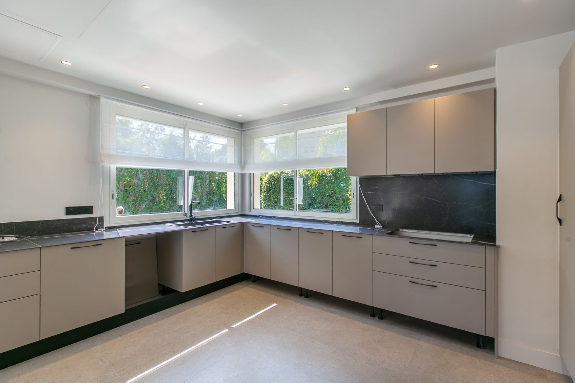 maison contemporaine 8 Pièces en vente sur CAP D ANTIBES (06160)
