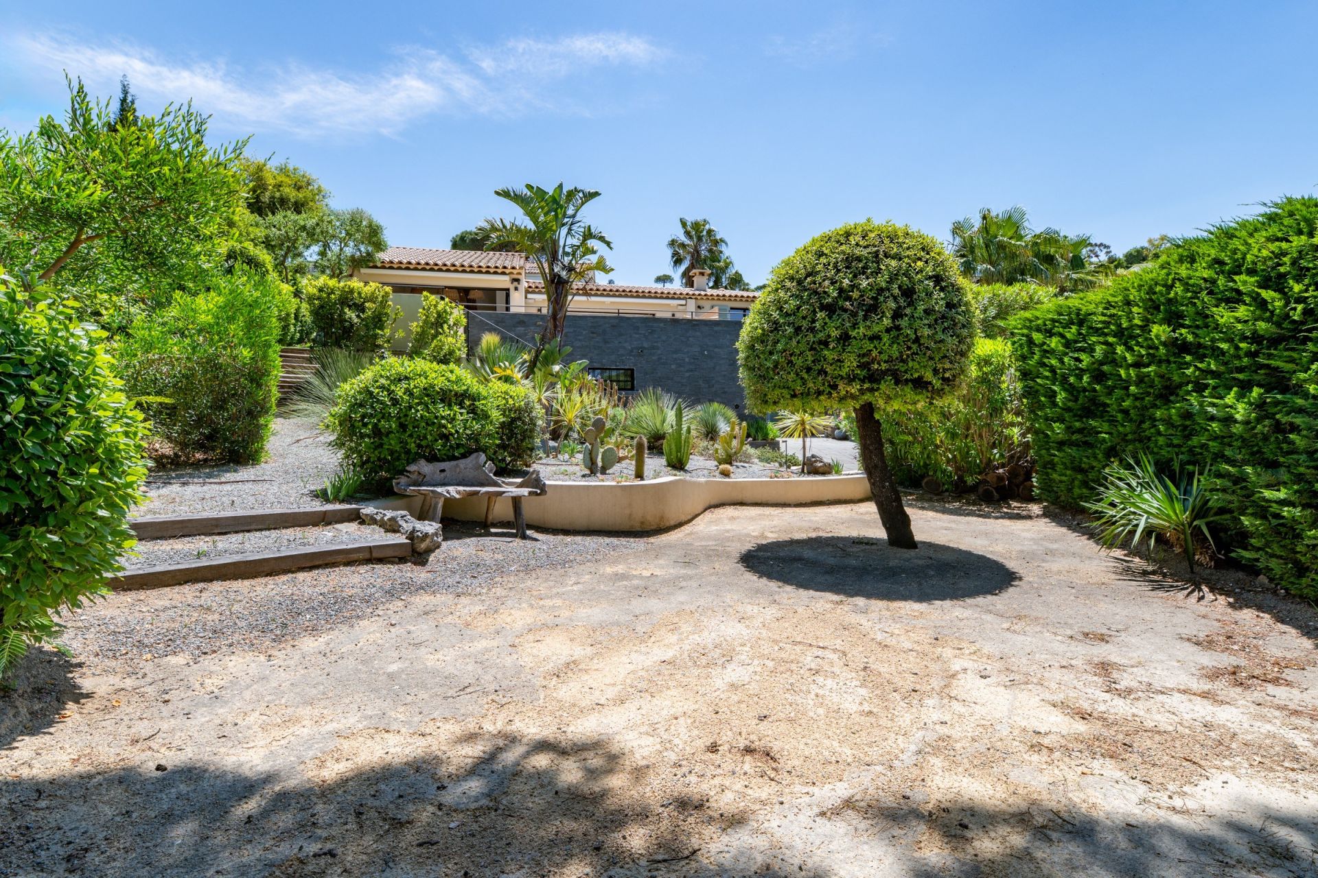 maison contemporaine 9 Pièces en vente sur GASSIN (83580)