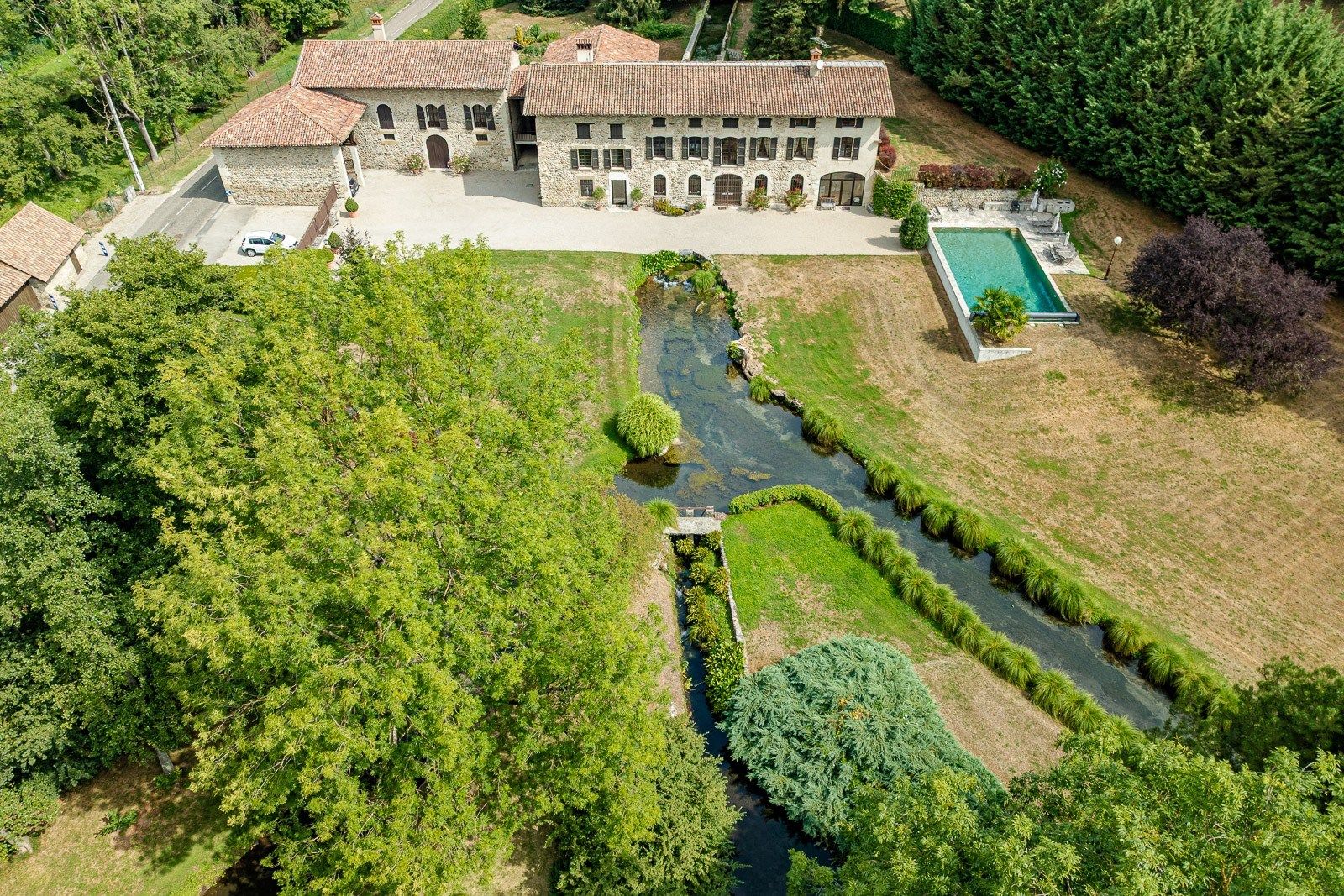 luxury property 10 Rooms for sale on REAUMONT (38140)
