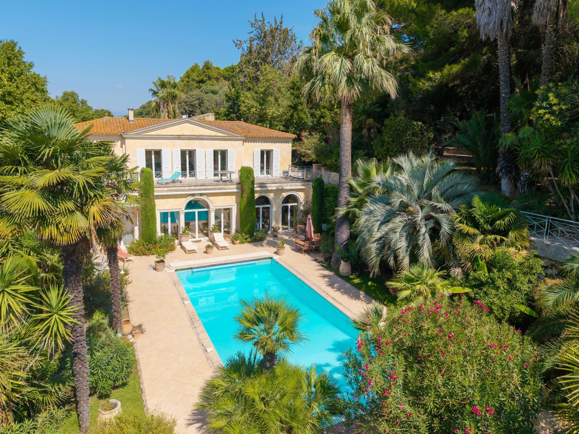 luxury house 12 Rooms for sale on BEZIERS (34500)