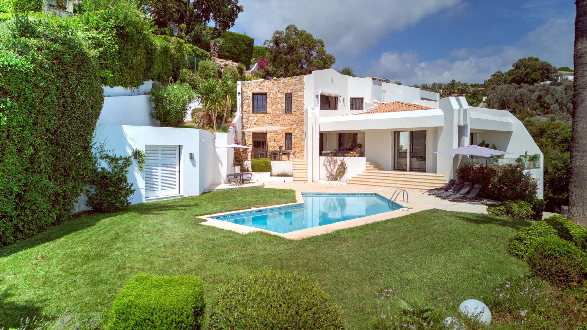 contemporary house 6 Rooms for sale on VALLAURIS (06220)