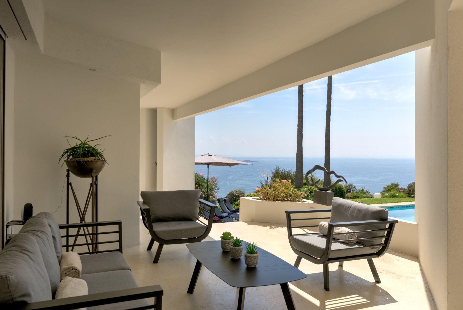 contemporary house 6 Rooms for sale on VALLAURIS (06220)