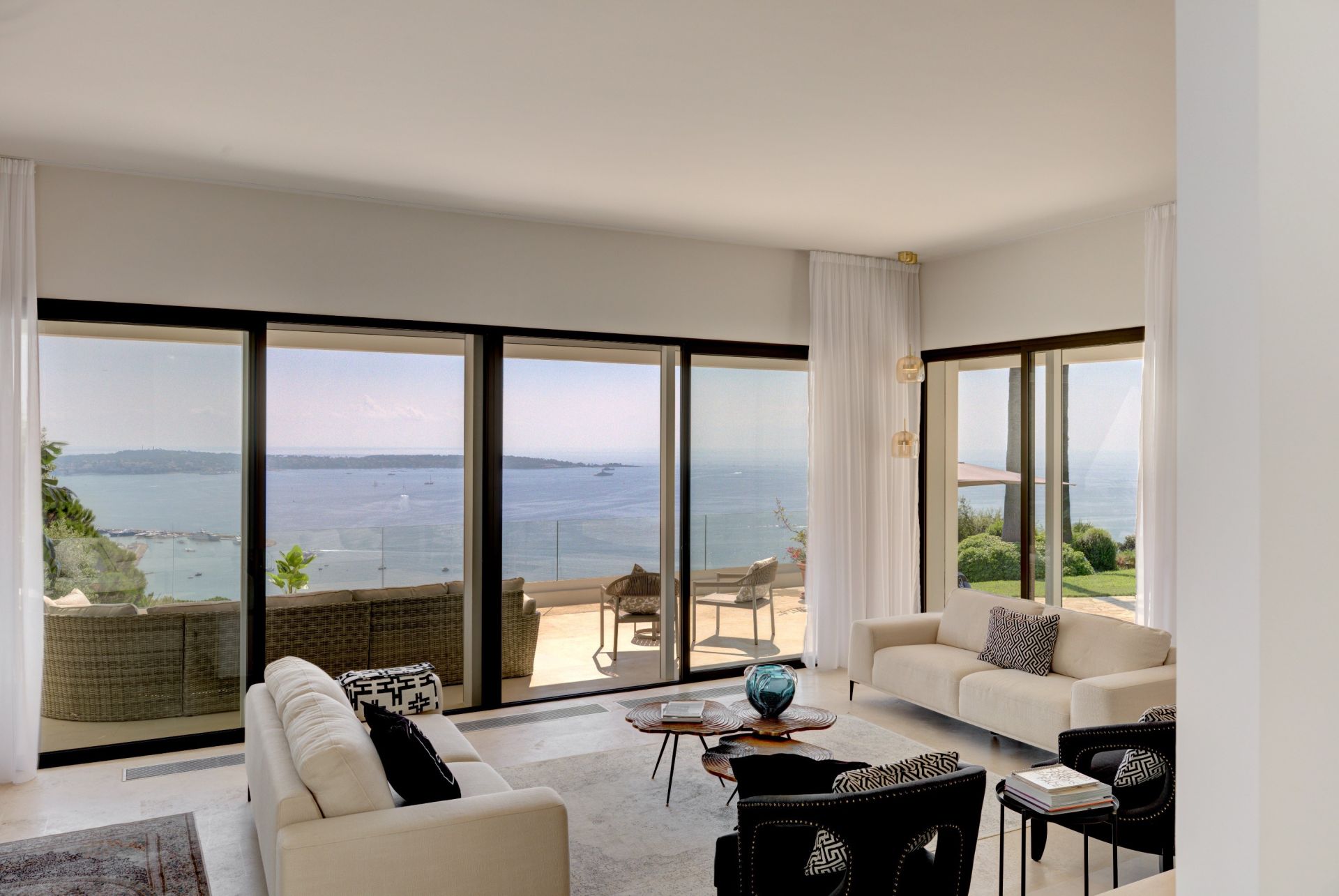 contemporary house 6 Rooms for sale on VALLAURIS (06220)