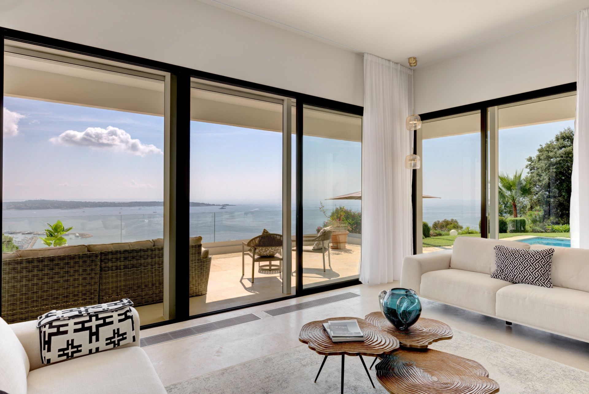 contemporary house 6 Rooms for sale on VALLAURIS (06220)