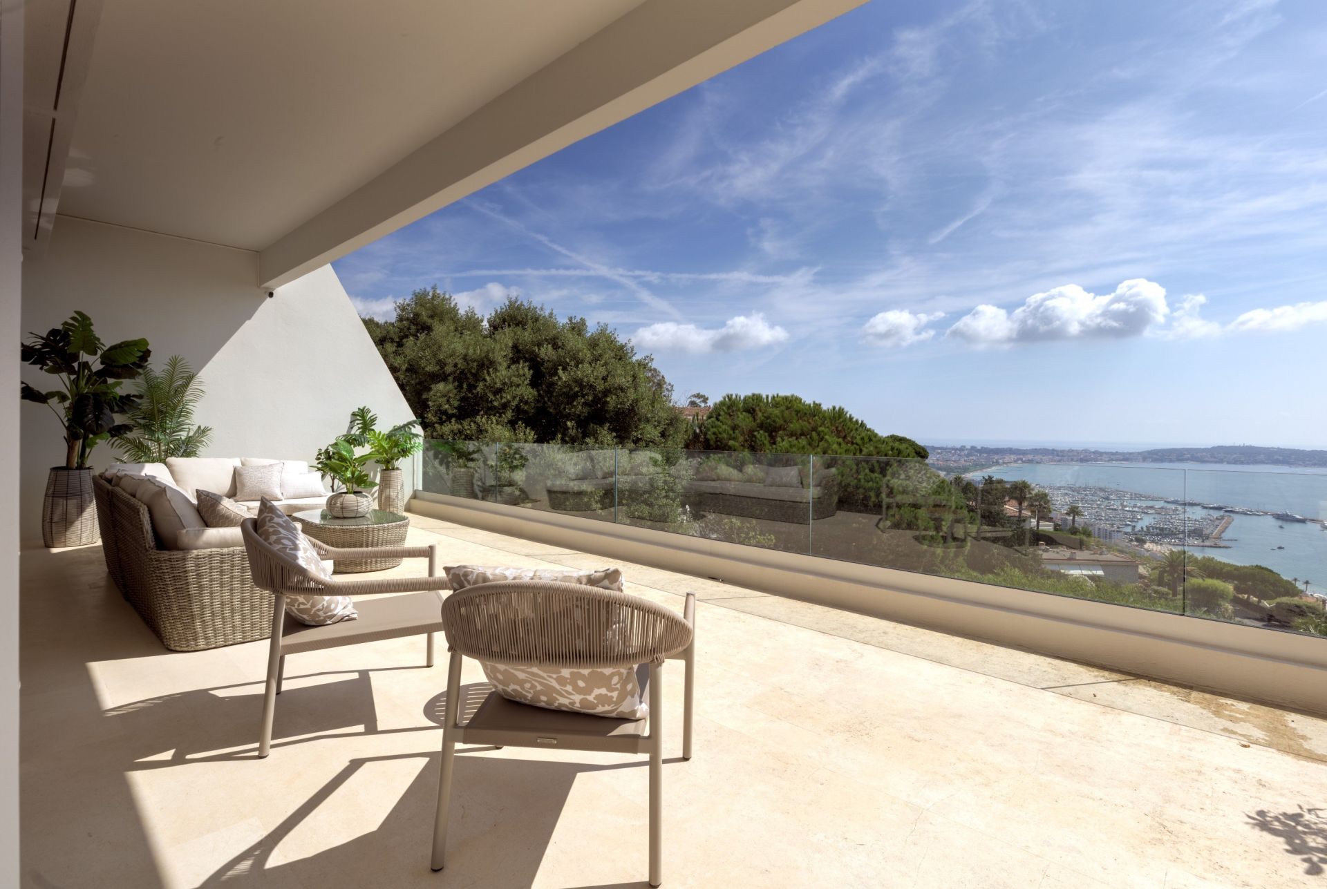 contemporary house 6 Rooms for sale on VALLAURIS (06220)