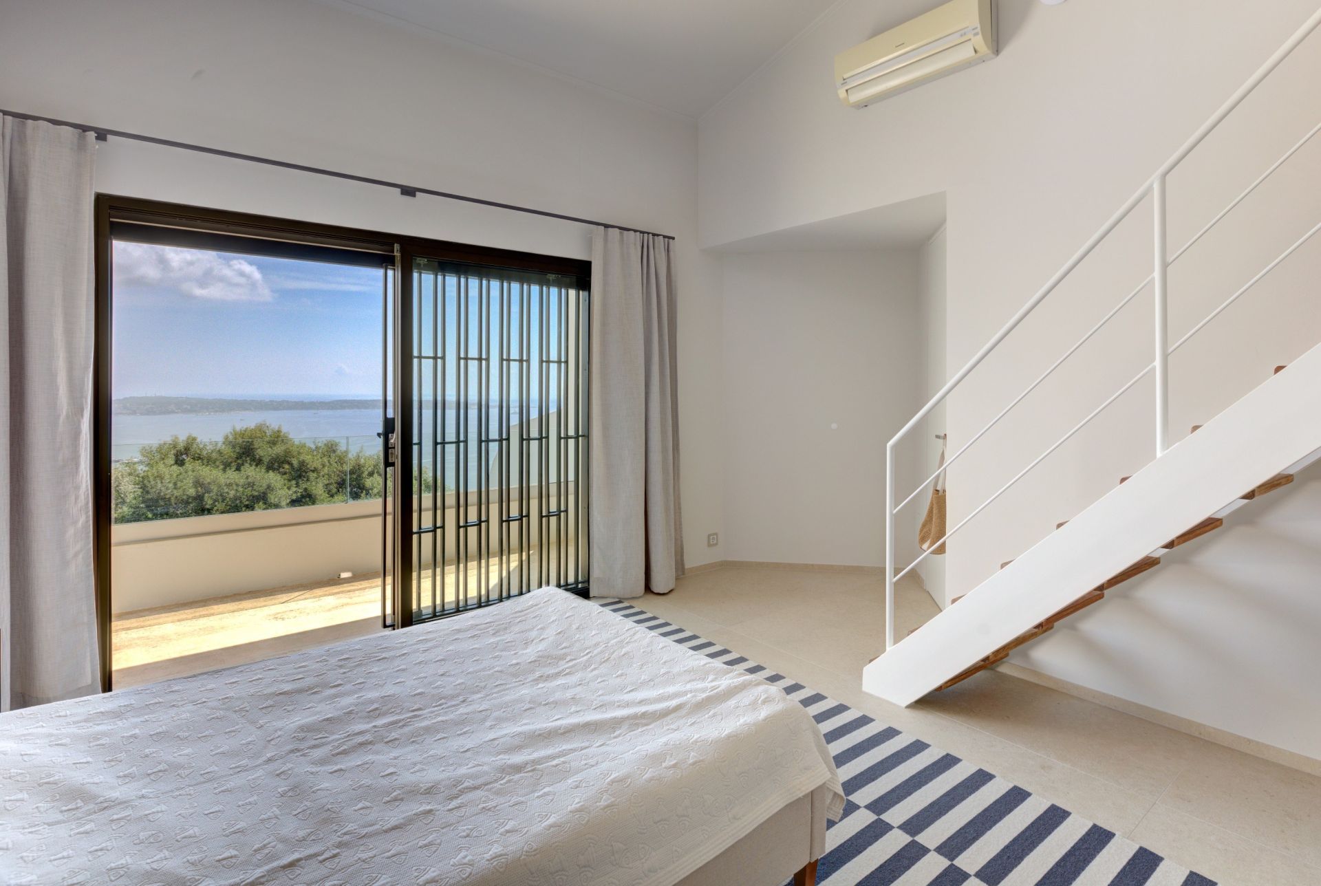contemporary house 6 Rooms for sale on VALLAURIS (06220)