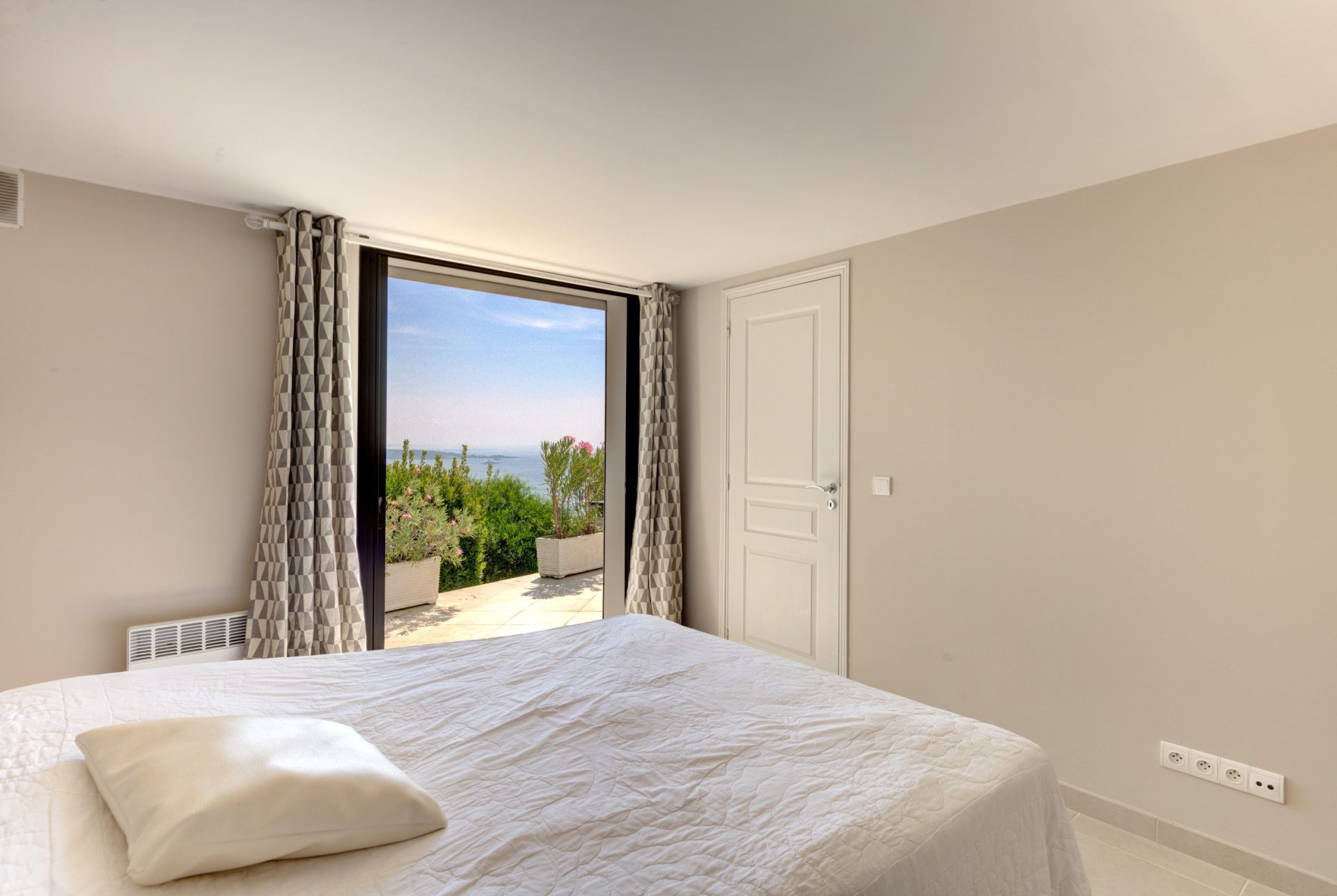 contemporary house 6 Rooms for sale on VALLAURIS (06220)