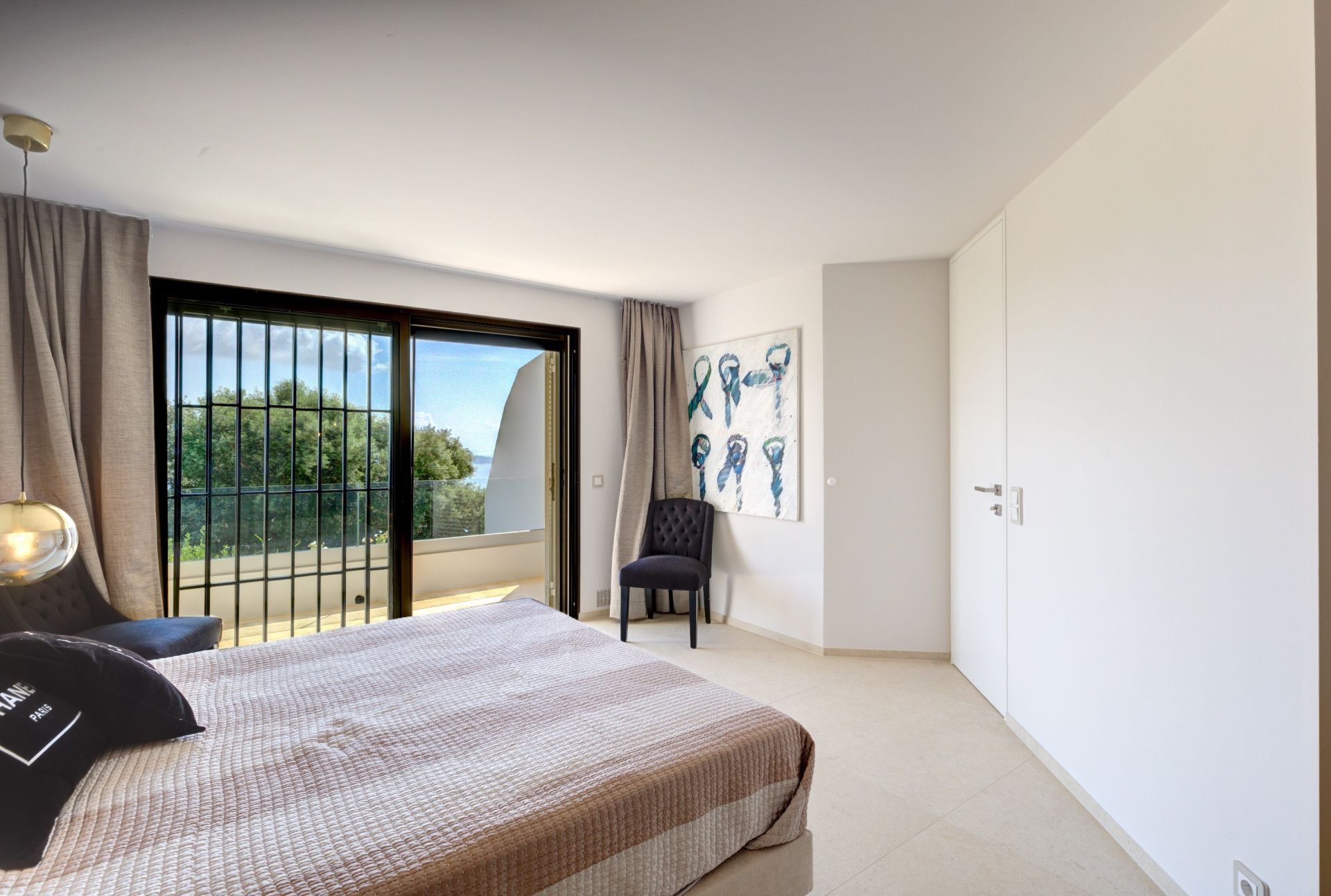 contemporary house 6 Rooms for sale on VALLAURIS (06220)
