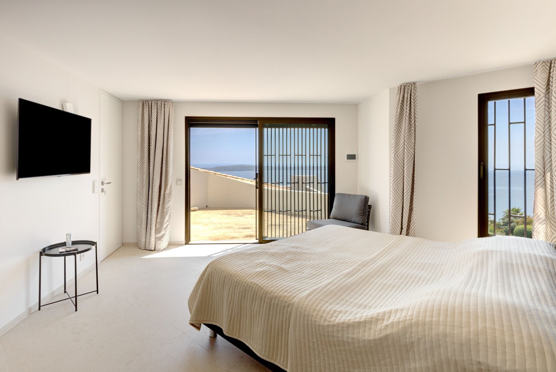 contemporary house 6 Rooms for sale on VALLAURIS (06220)