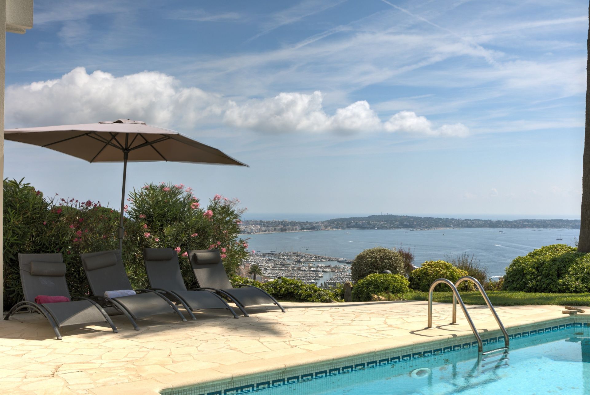 contemporary house 6 Rooms for sale on VALLAURIS (06220)