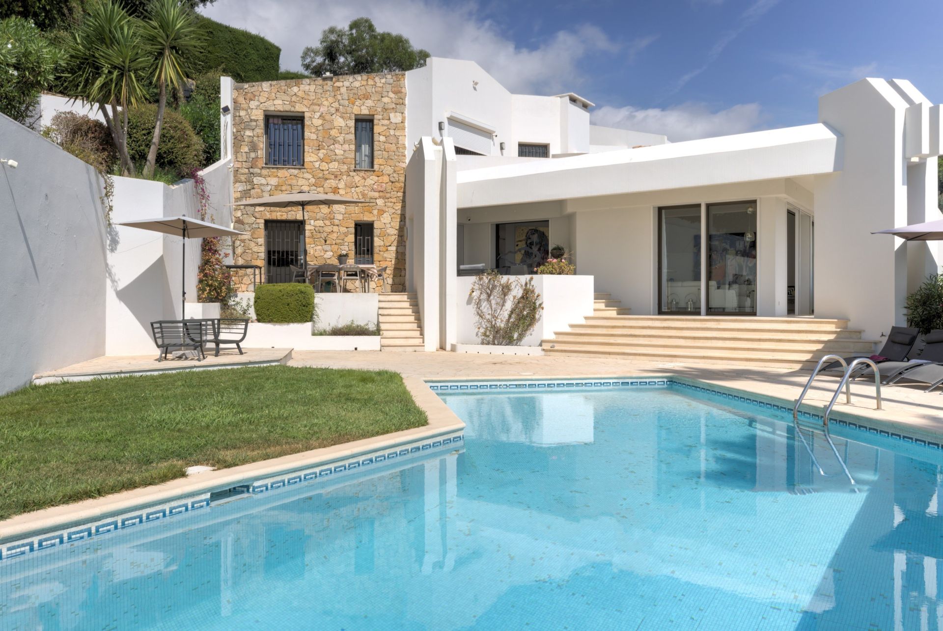 contemporary house 6 Rooms for sale on VALLAURIS (06220)