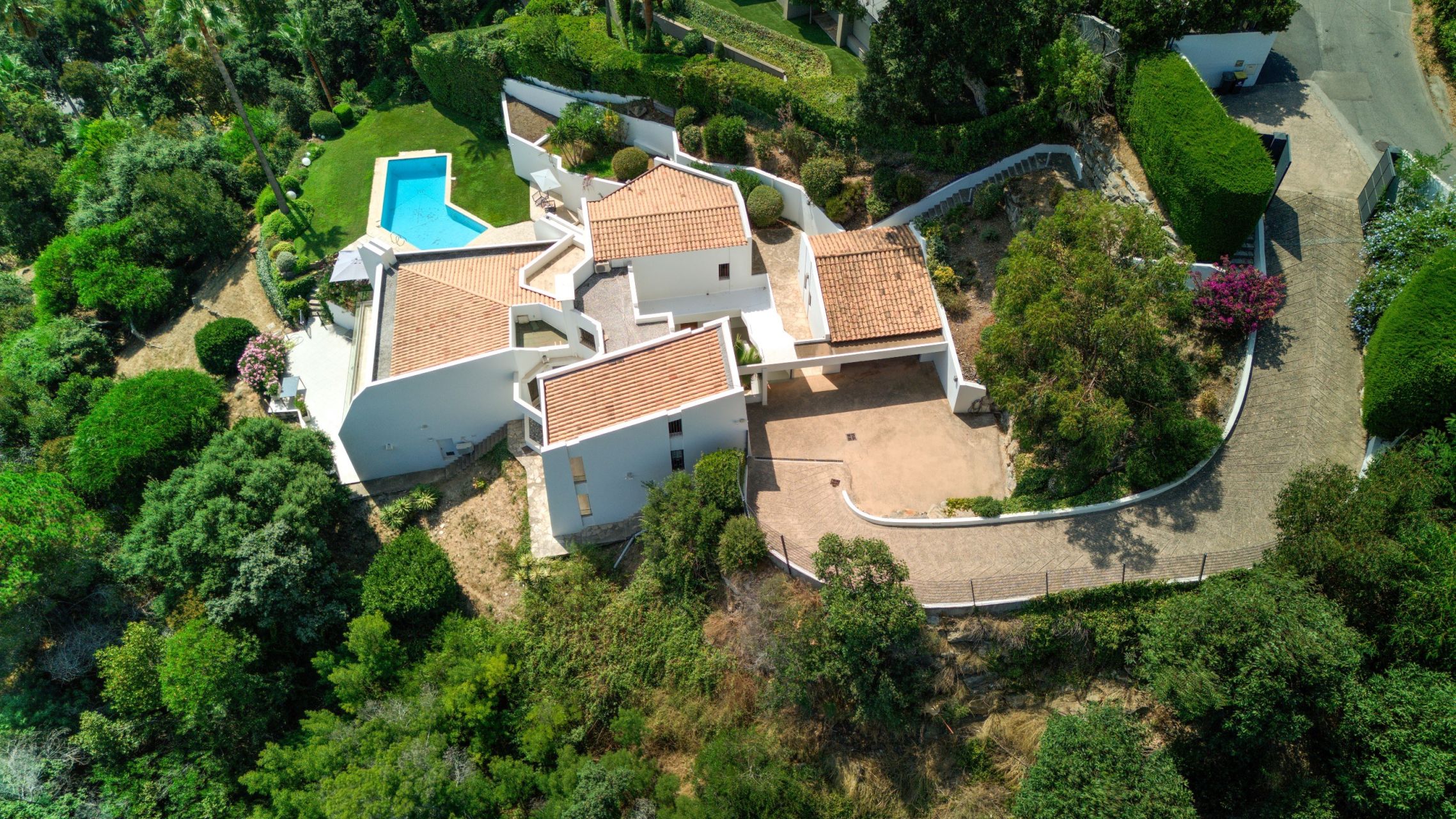 contemporary house 6 Rooms for sale on VALLAURIS (06220)