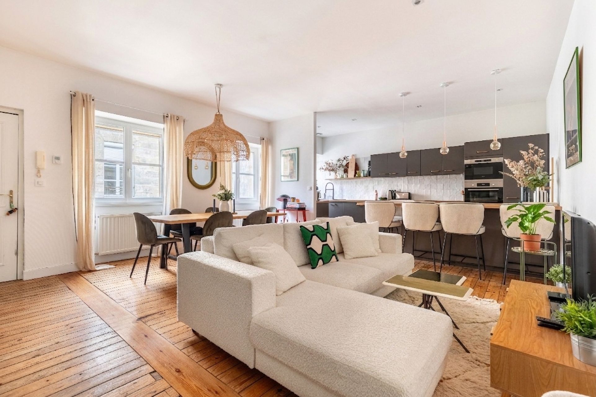 luxury apartment 4 Rooms for sale on BORDEAUX (33000)