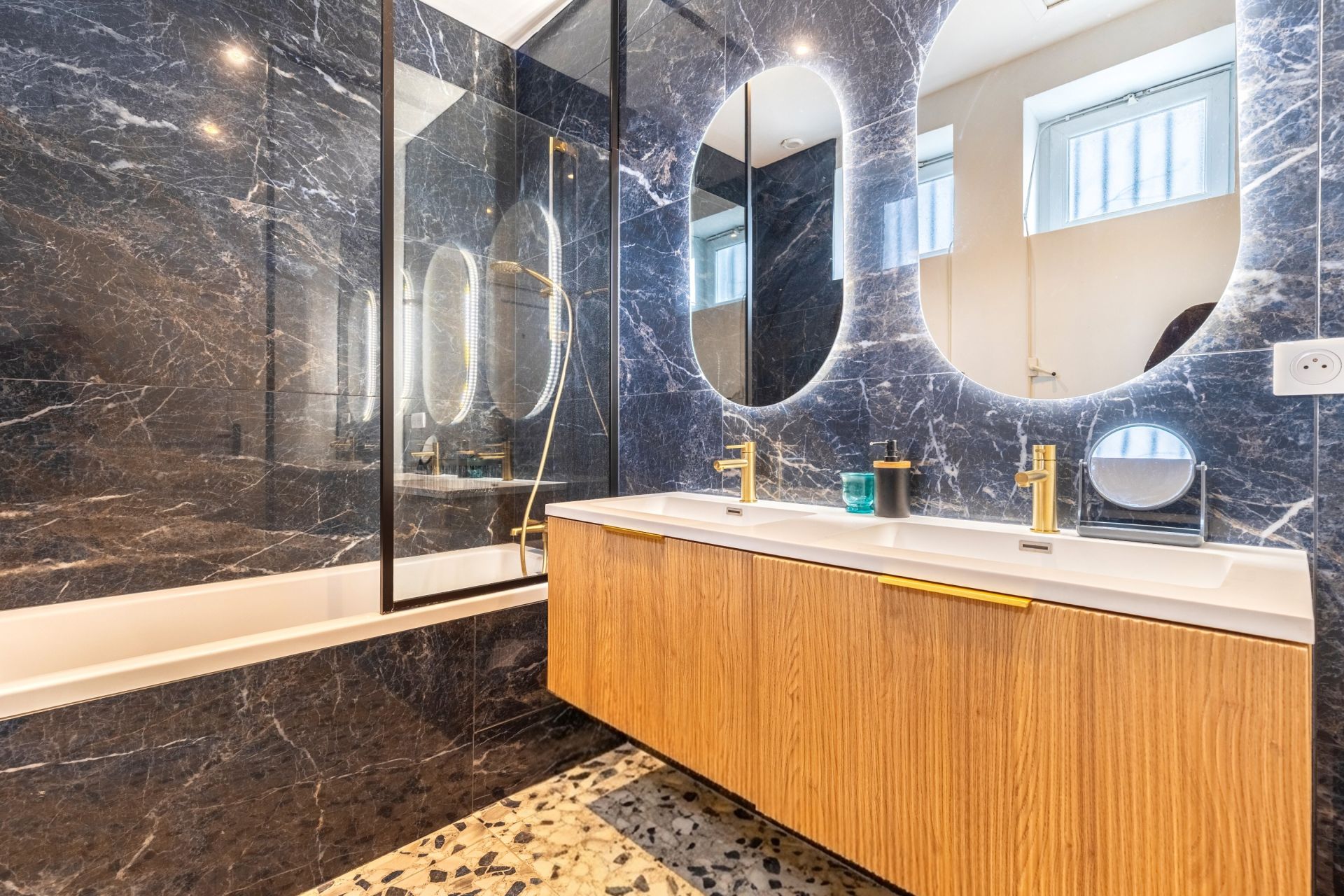 luxury apartment 4 Rooms for sale on BORDEAUX (33000)
