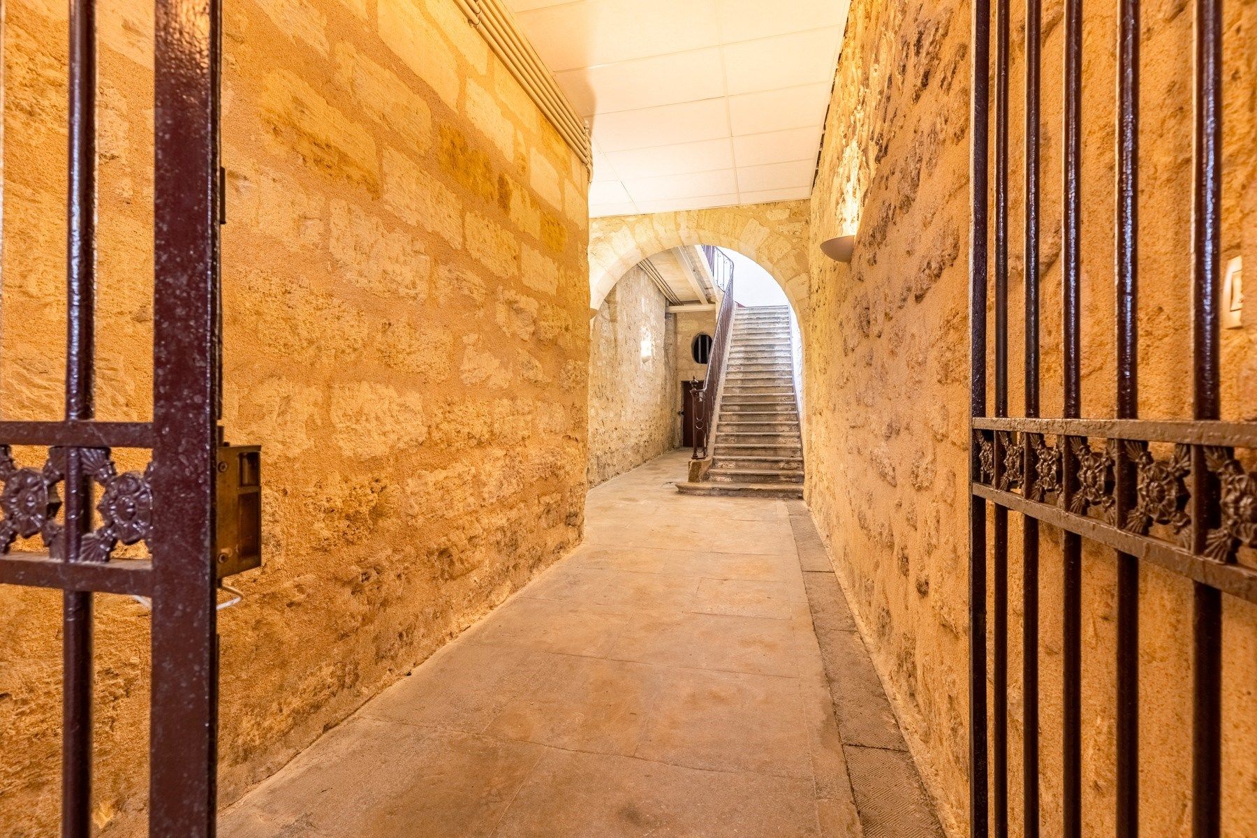 luxury apartment 4 Rooms for sale on BORDEAUX (33000)