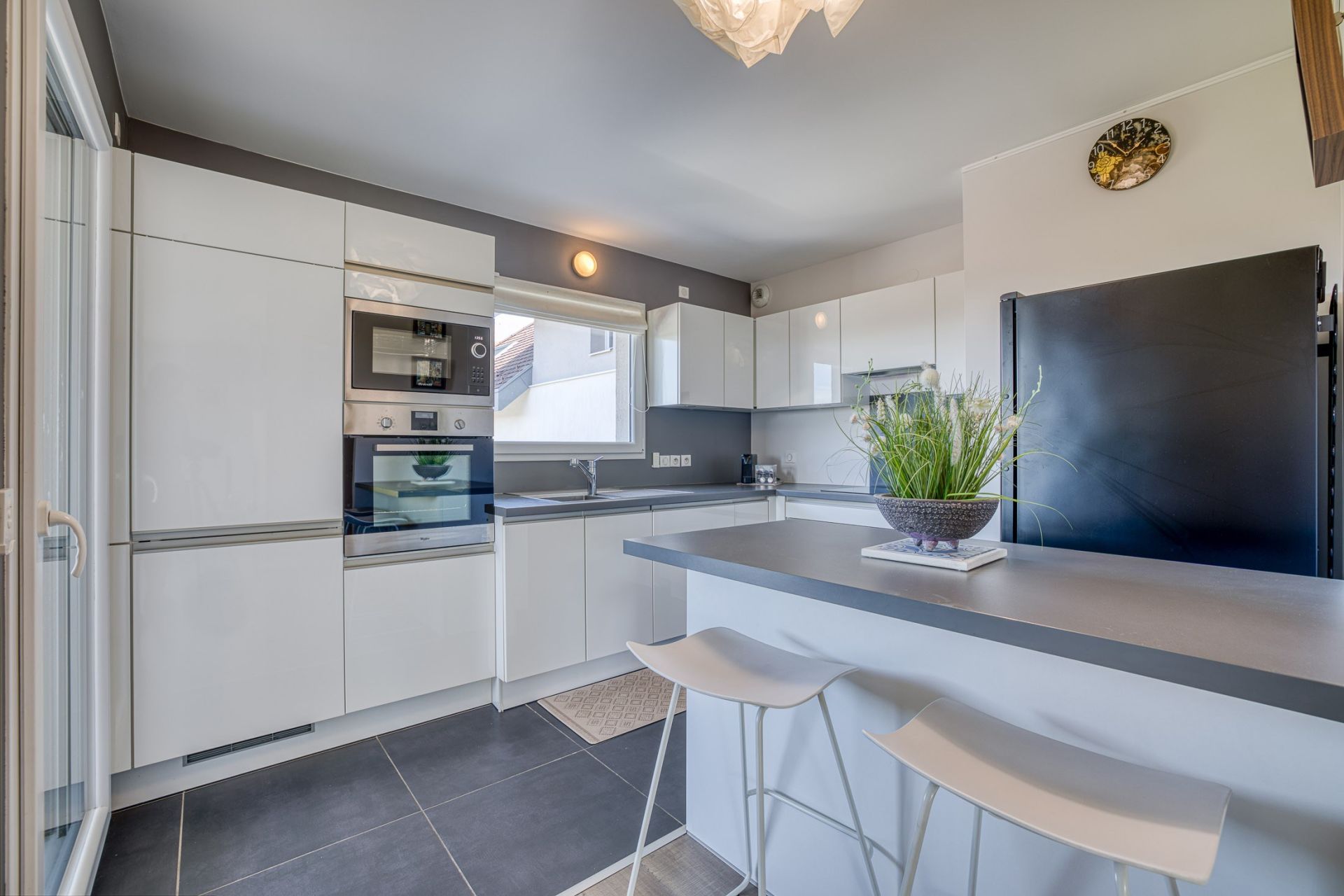 luxury apartment 4 Rooms for sale on ANNECY (74940)