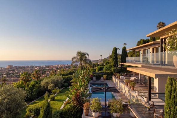 luxury villa 7 Rooms for sale on VALLAURIS (06220)