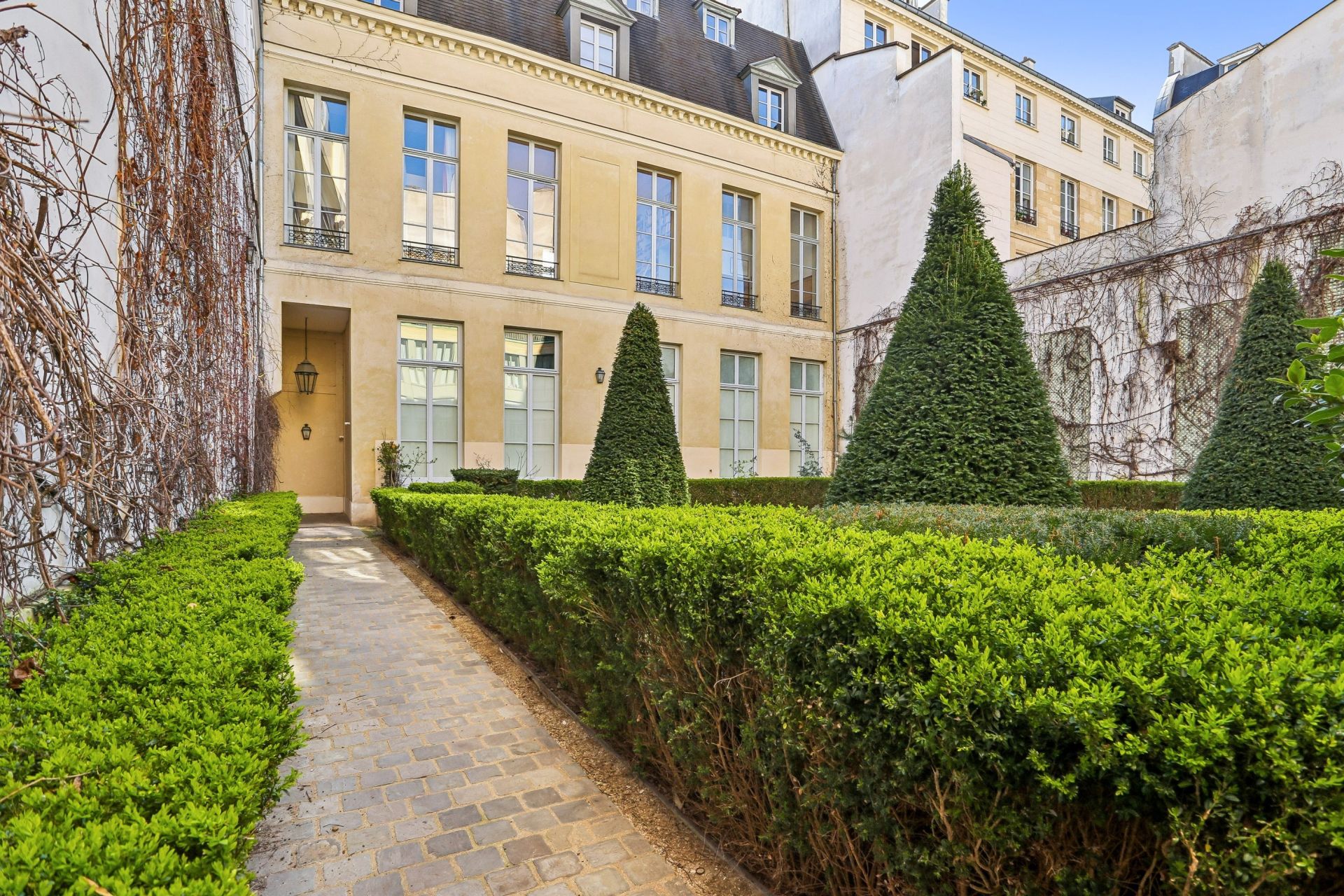 luxury apartment 5 Rooms for sale on PARIS (75003)