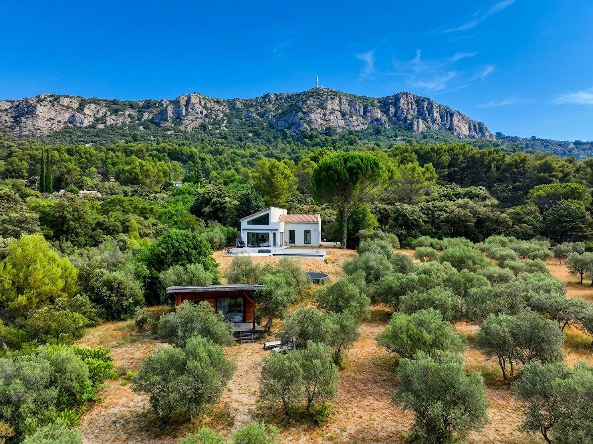 luxury house 5 Rooms for sale on AIX EN PROVENCE (13100)