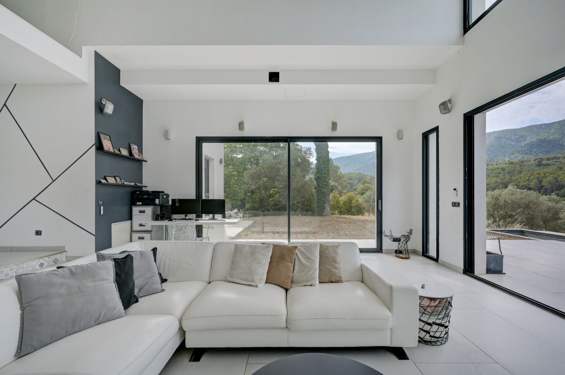 luxury house 5 Rooms for sale on AIX EN PROVENCE (13100)