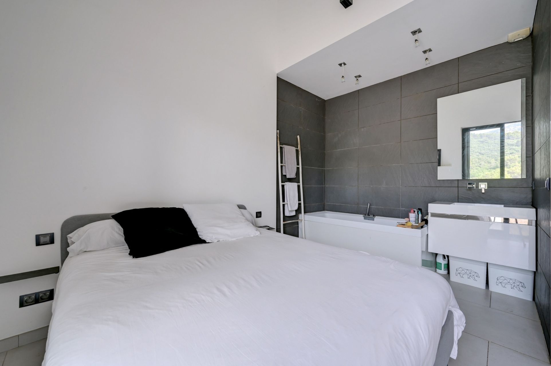 luxury house 5 Rooms for sale on AIX EN PROVENCE (13100)