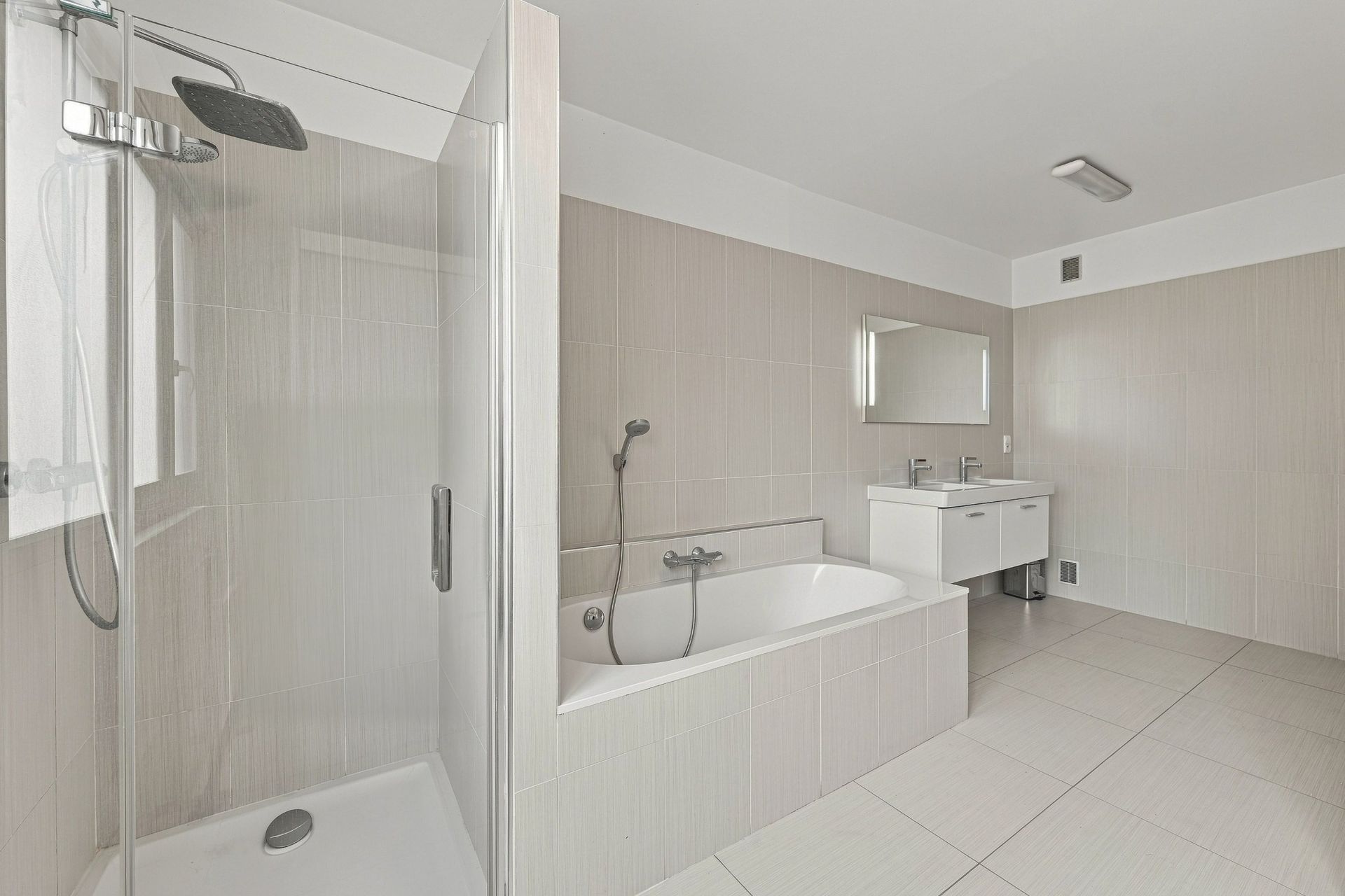 luxury house 8 Rooms for sale on PREVESSIN MOENS (01280)