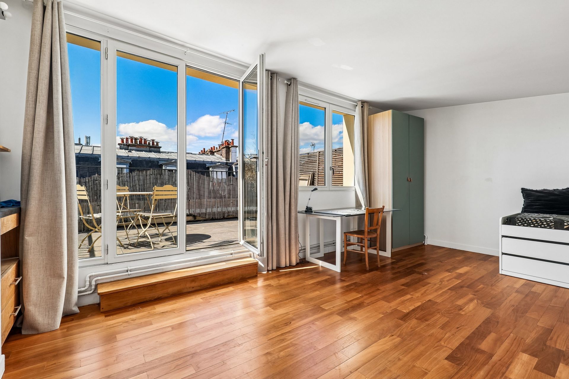 luxury triplex 5 Rooms for sale on PARIS (75011)