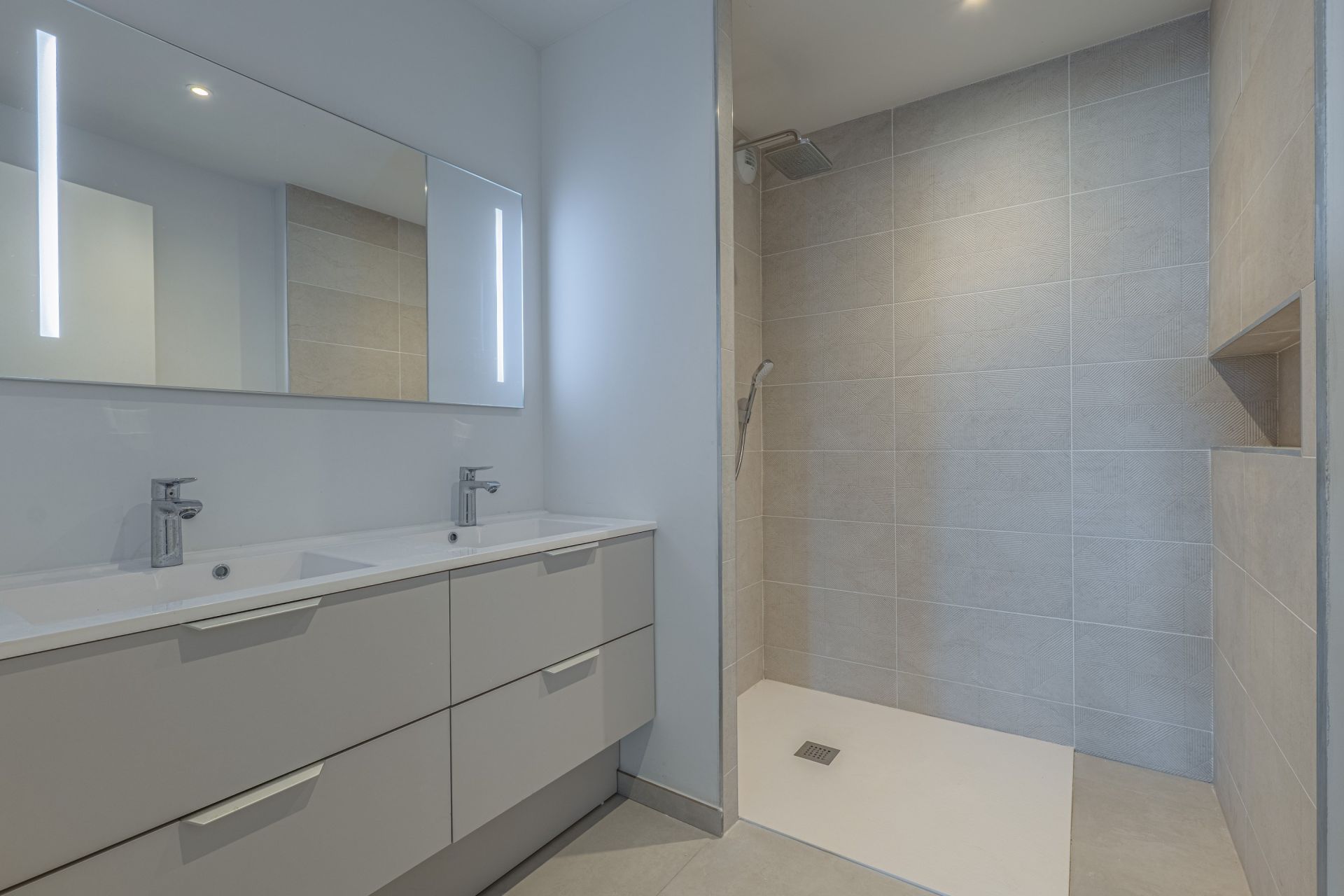 luxury apartment 3 Rooms for sale on ST DIDIER AU MONT D OR (69370)