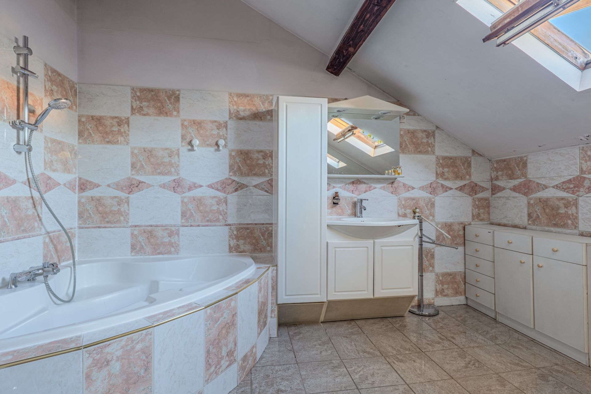mansion (hôtel particulier) 9 Rooms for sale on CALUIRE ET CUIRE (69300)