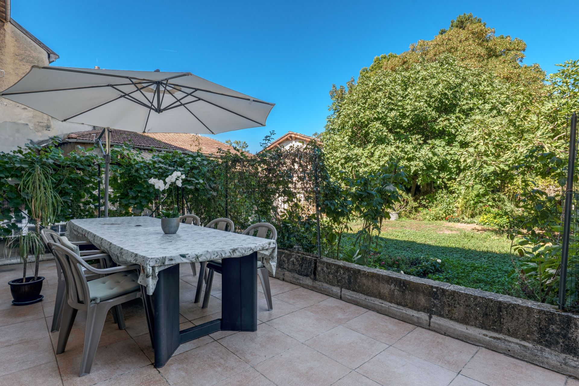 mansion (hôtel particulier) 9 Rooms for sale on CALUIRE ET CUIRE (69300)