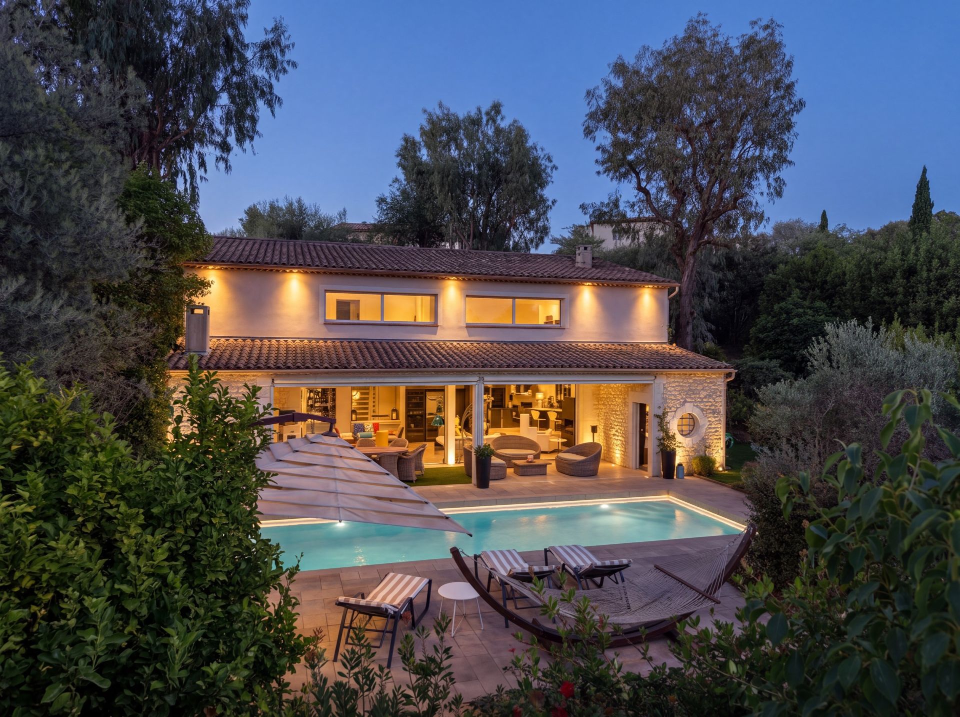 luxury villa 5 Rooms for sale on CANNES (06400)