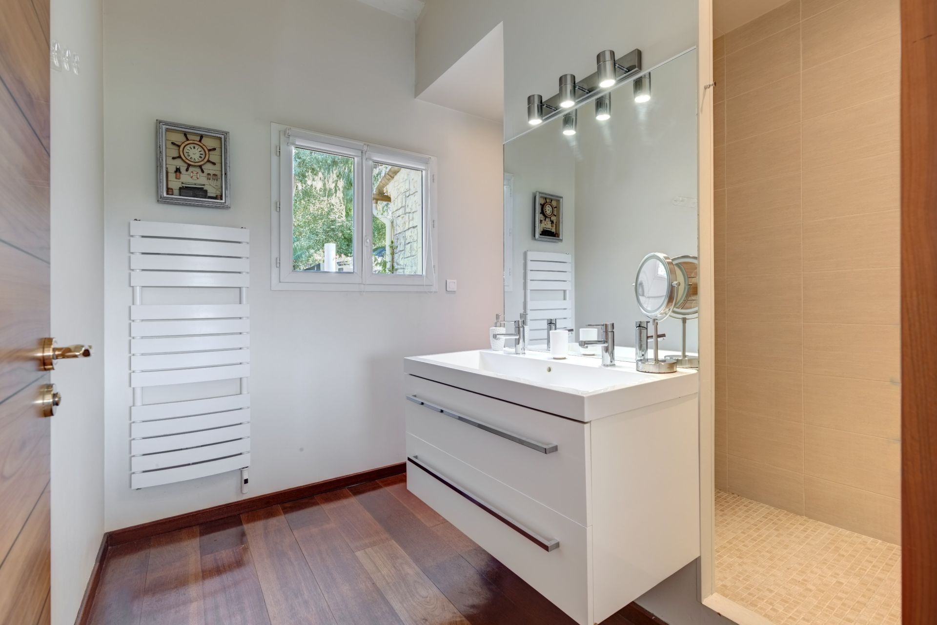 luxury villa 5 Rooms for sale on CANNES (06400)
