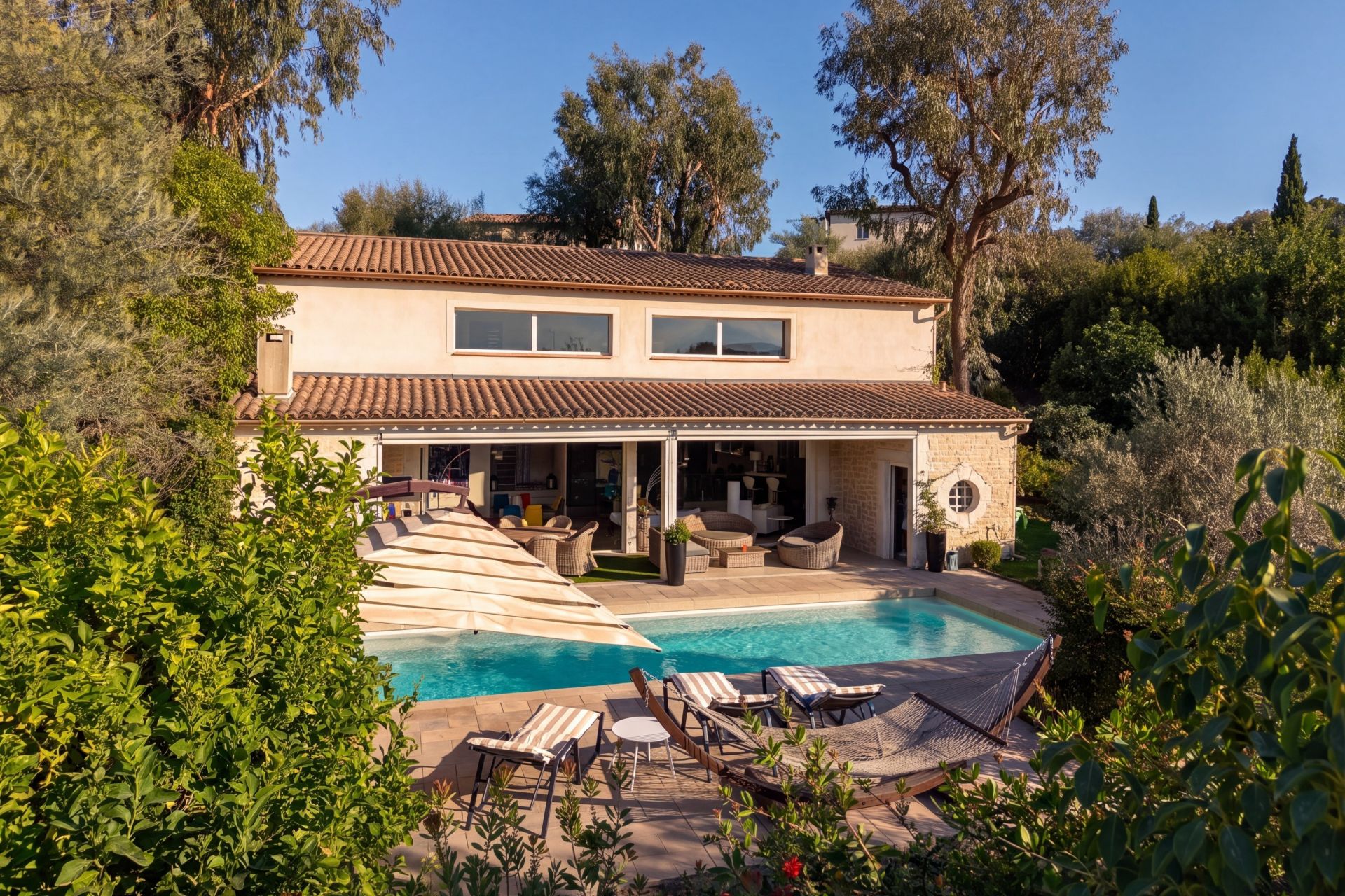luxury villa 5 Rooms for sale on CANNES (06400)