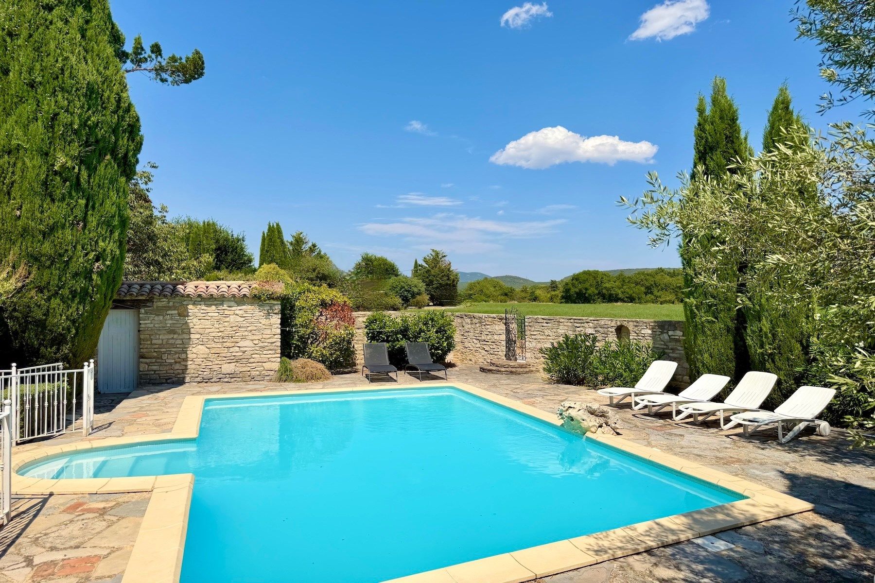luxury house 6 Rooms for sale on UZES (30700)
