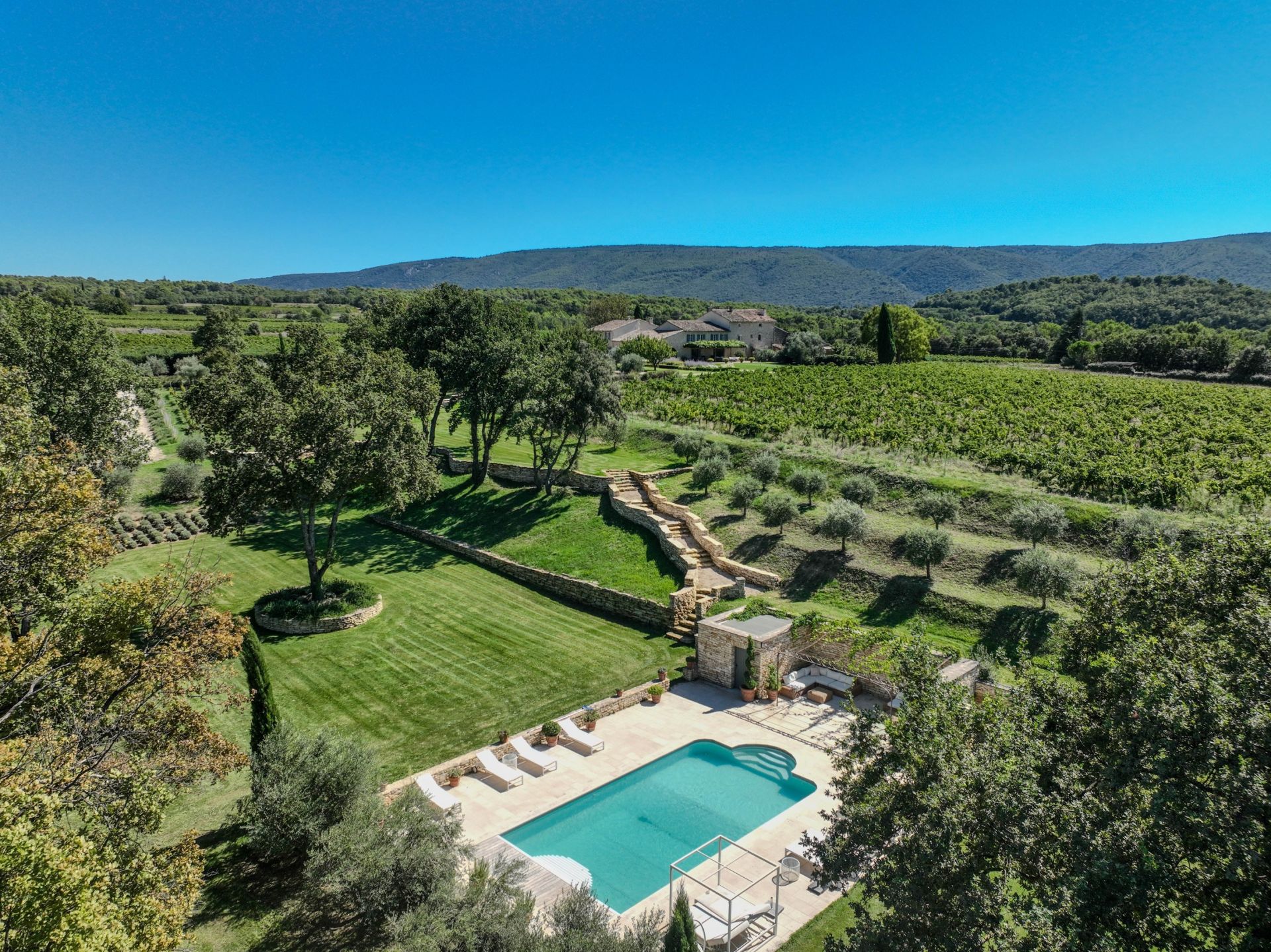luxury property 11 Rooms for sale on MENERBES (84560)