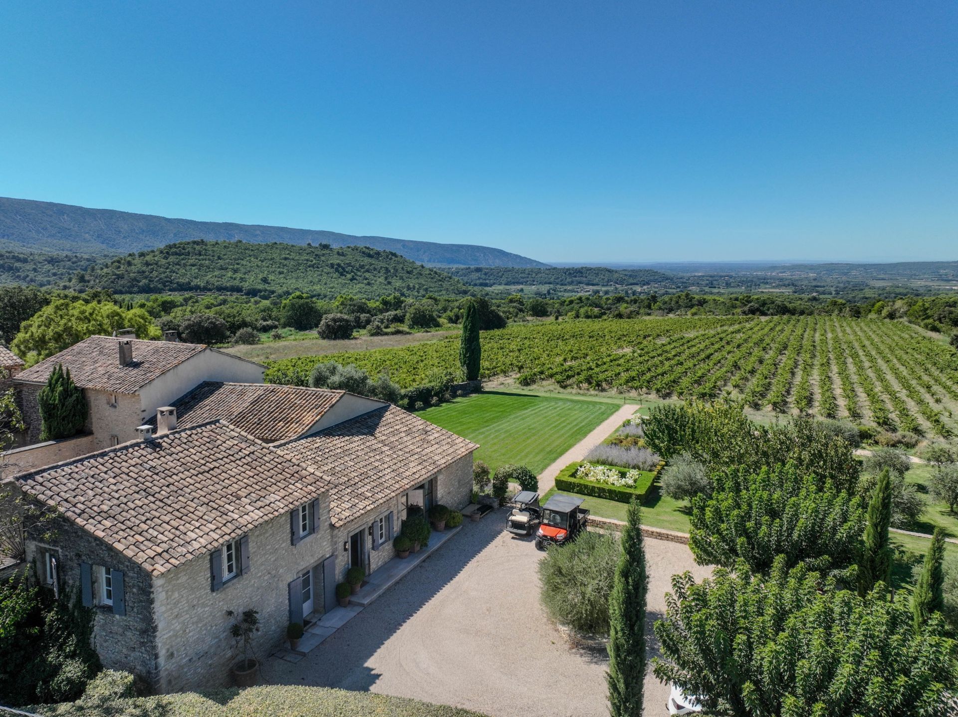 luxury property 11 Rooms for sale on MENERBES (84560)