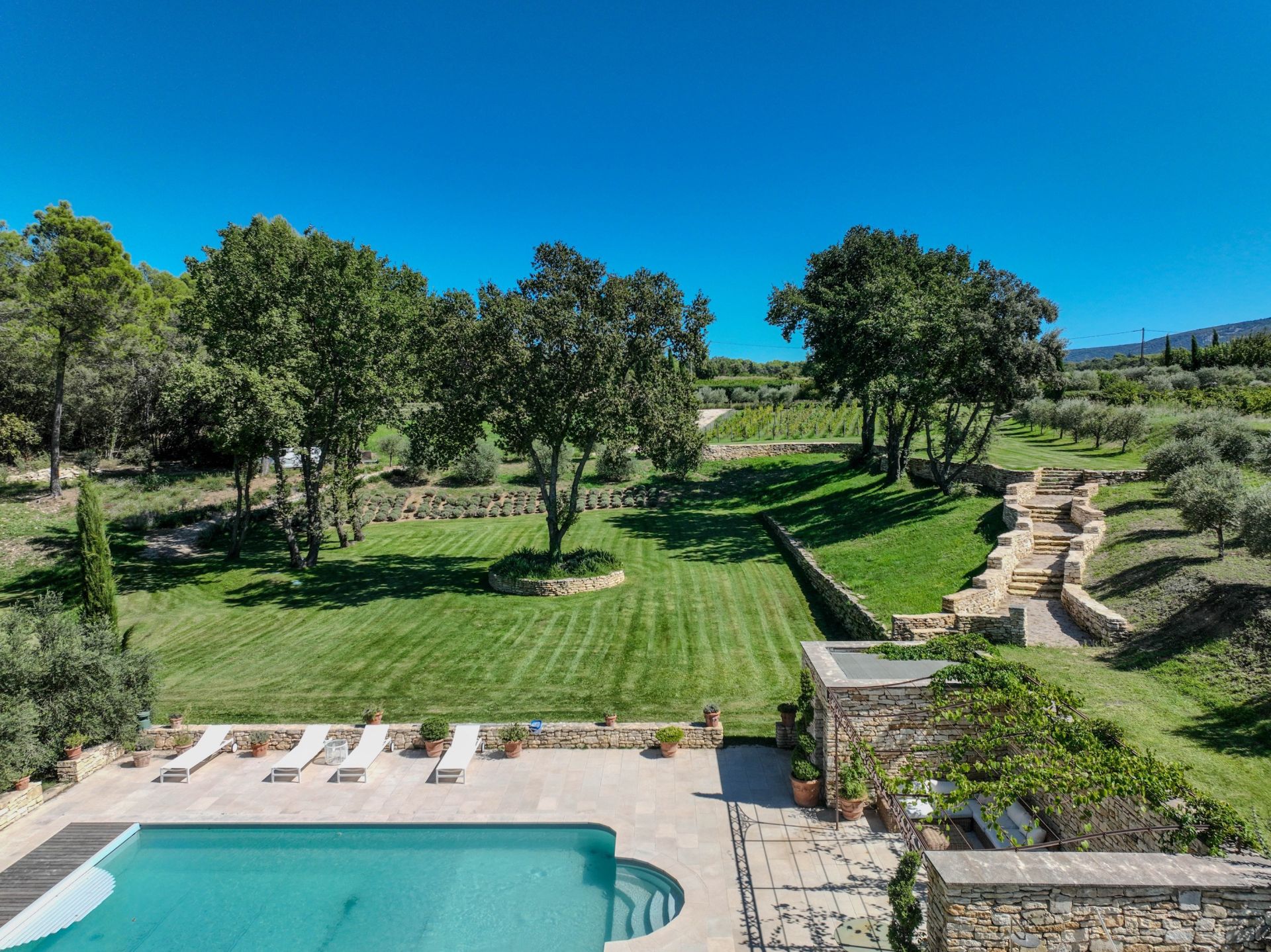 luxury property 11 Rooms for sale on MENERBES (84560)