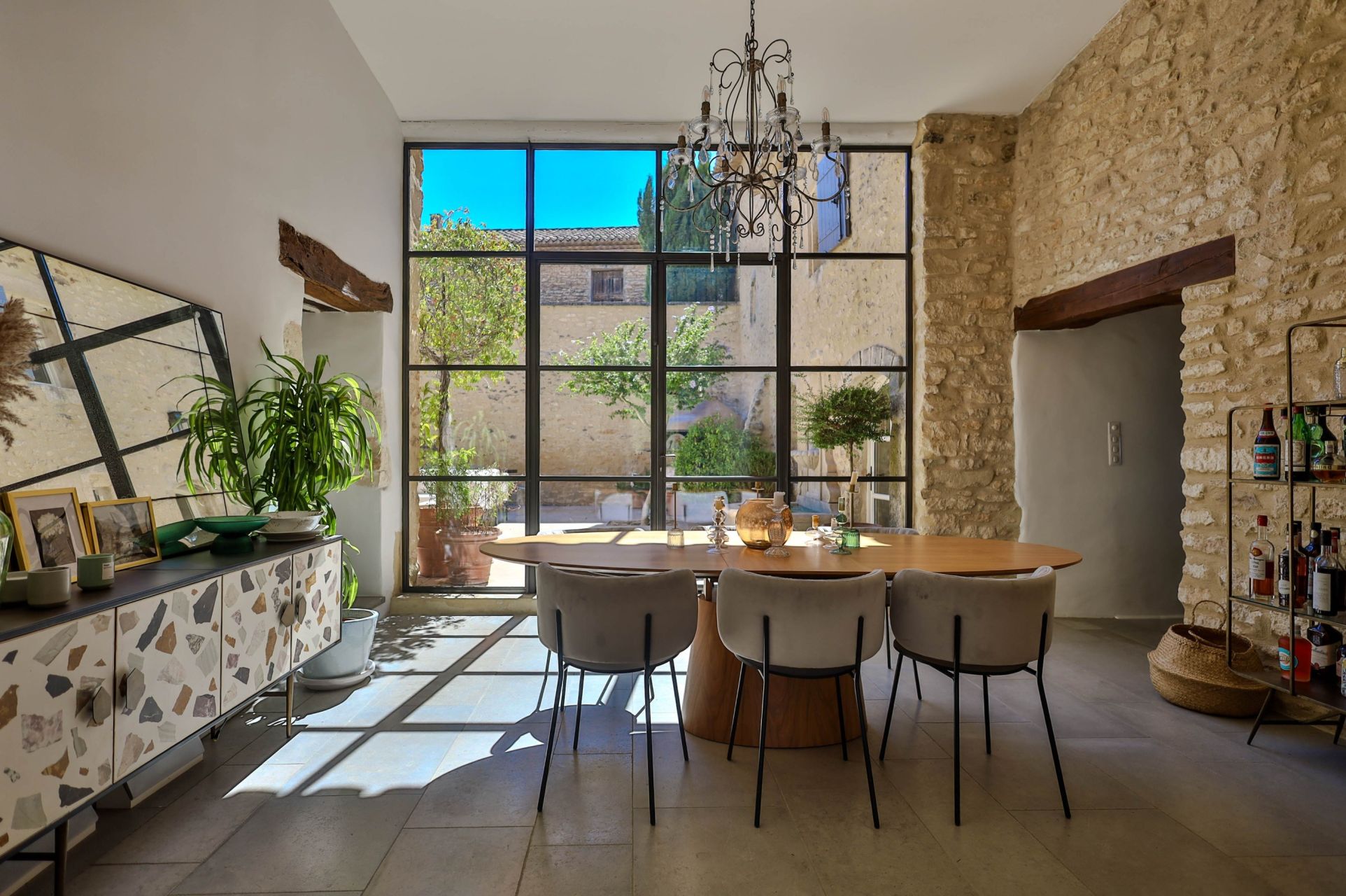 luxury property 11 Rooms for sale on MENERBES (84560)