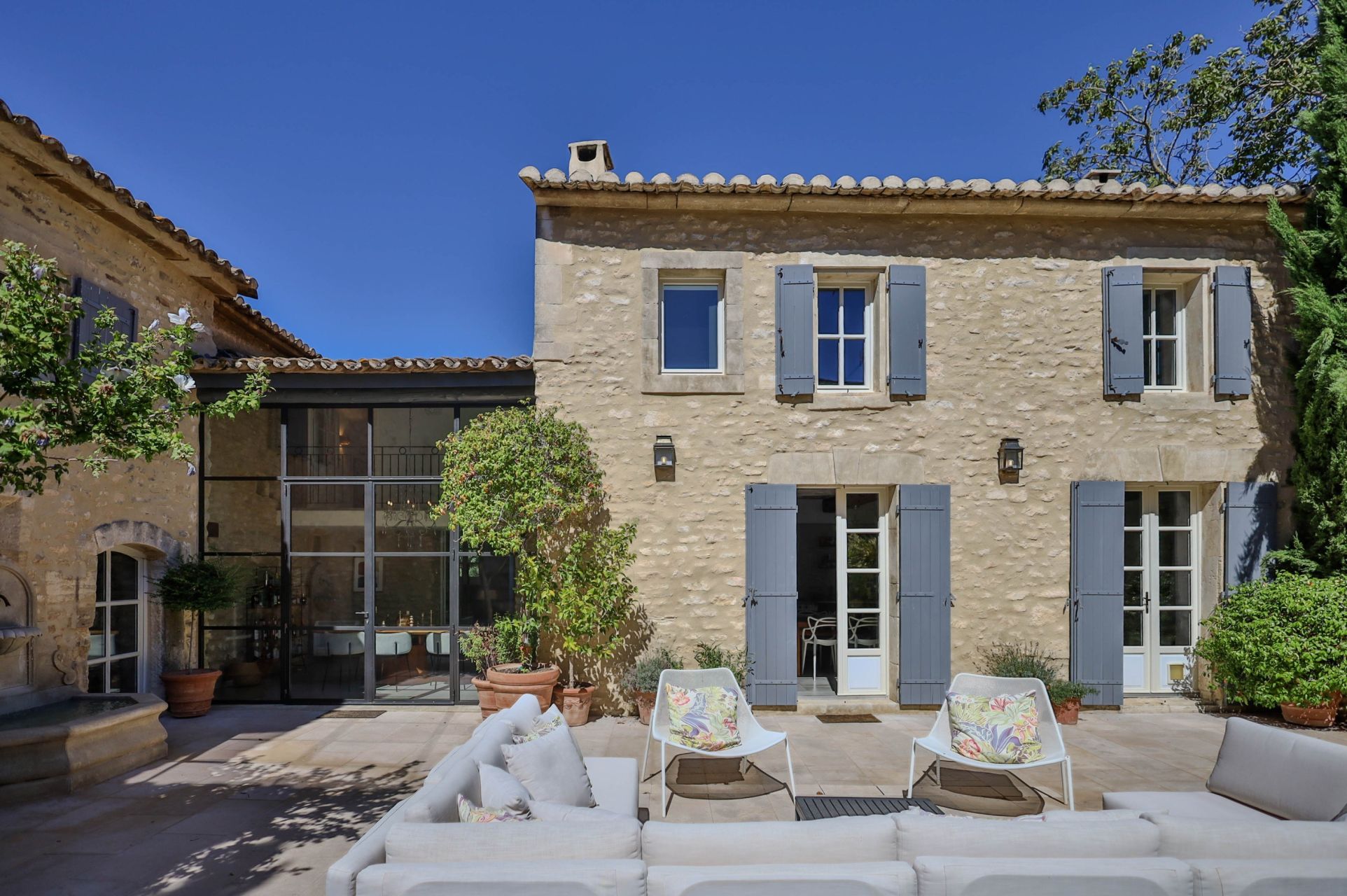 luxury property 11 Rooms for sale on MENERBES (84560)
