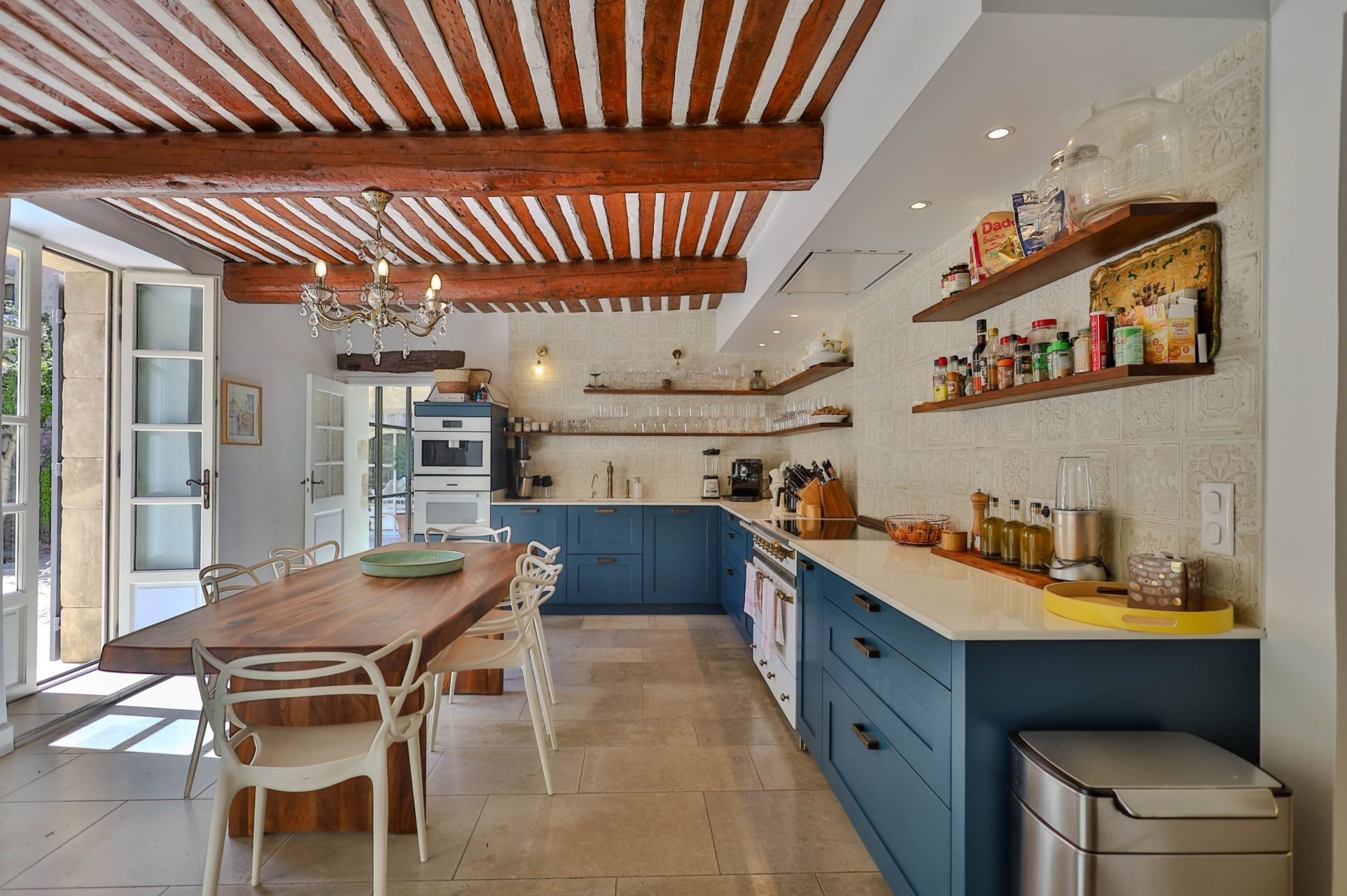 luxury property 11 Rooms for sale on MENERBES (84560)