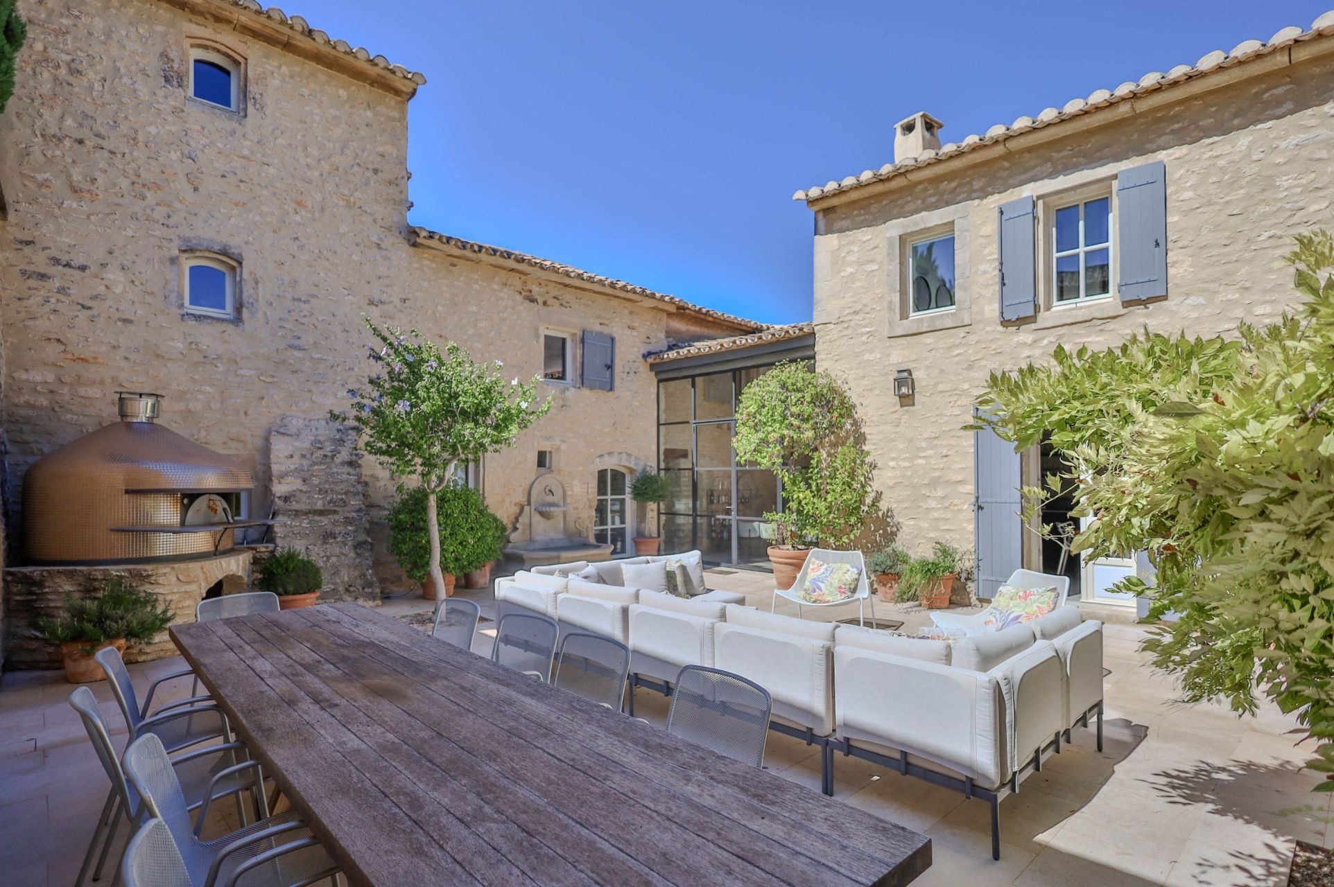 luxury property 11 Rooms for sale on MENERBES (84560)