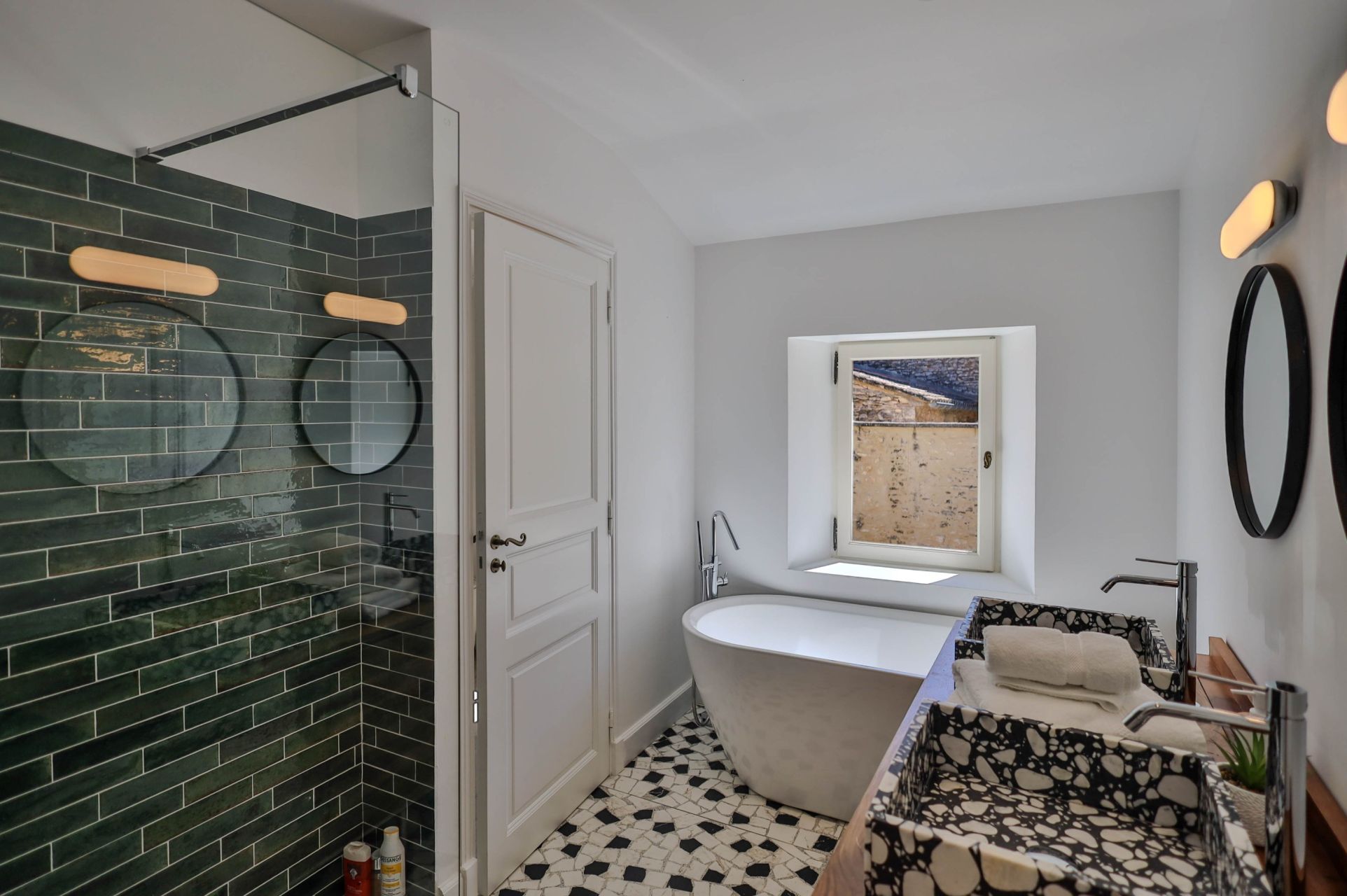 luxury property 11 Rooms for sale on MENERBES (84560)