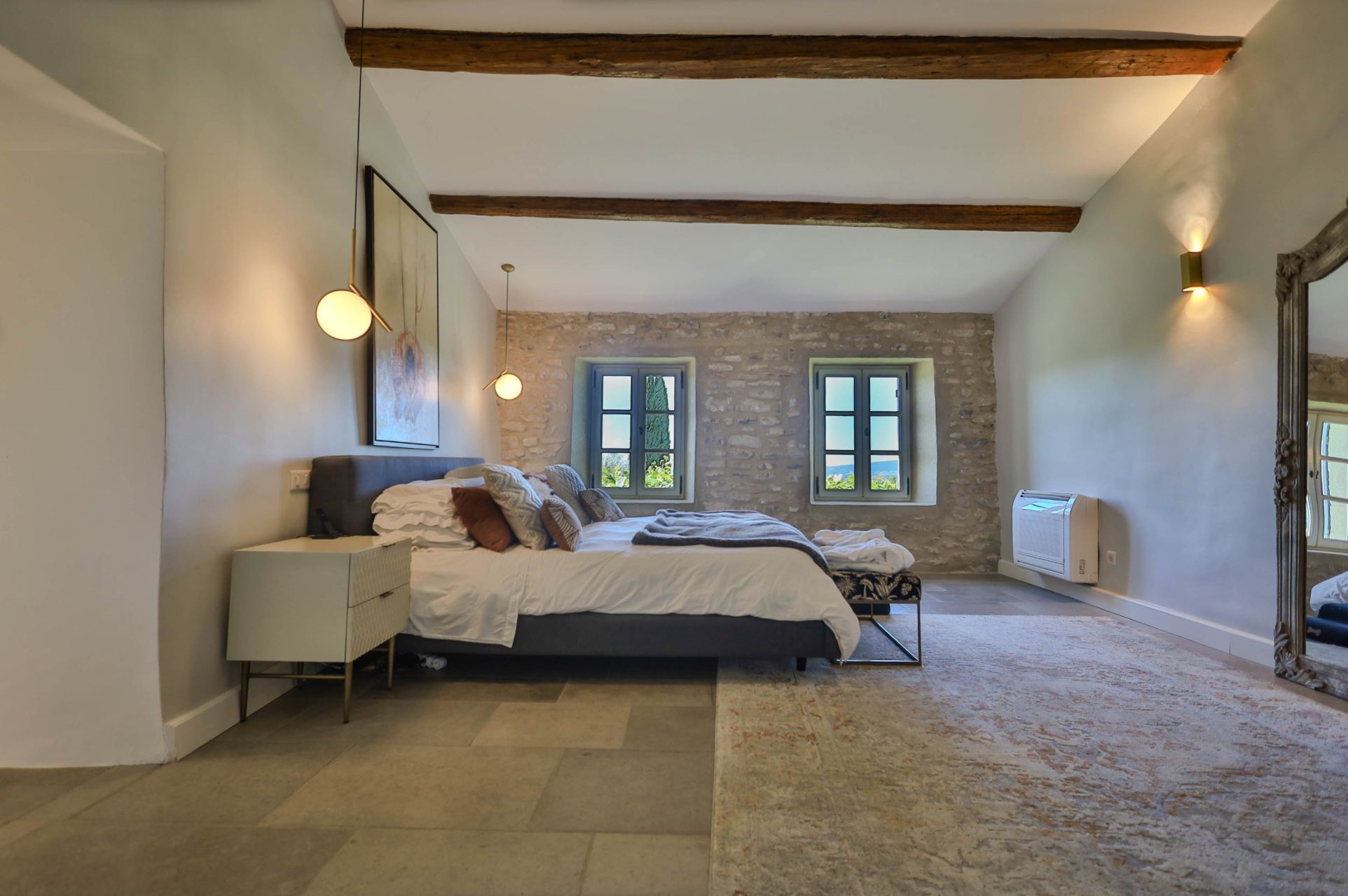 luxury property 11 Rooms for sale on MENERBES (84560)