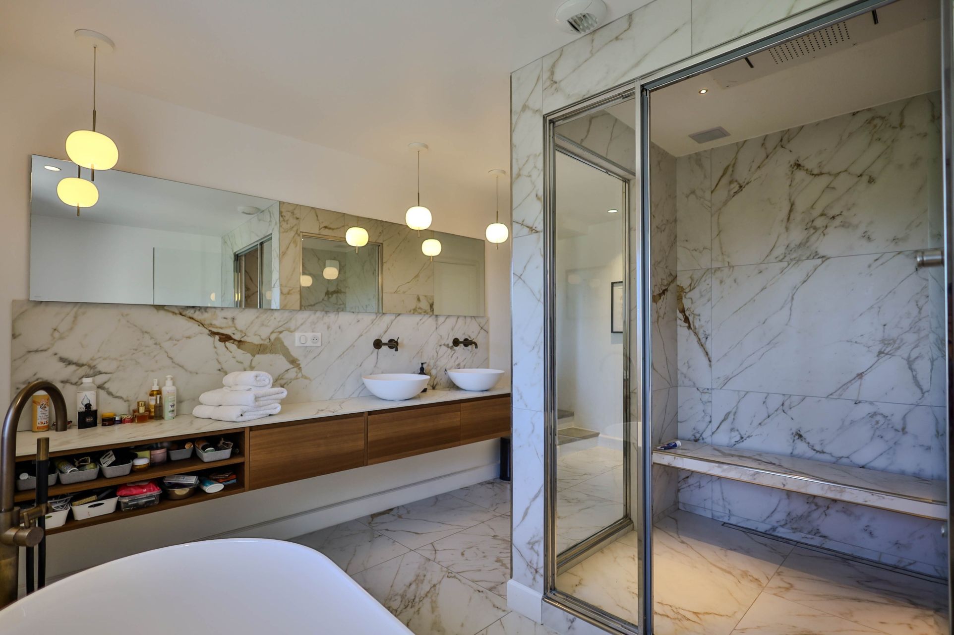 luxury property 11 Rooms for sale on MENERBES (84560)