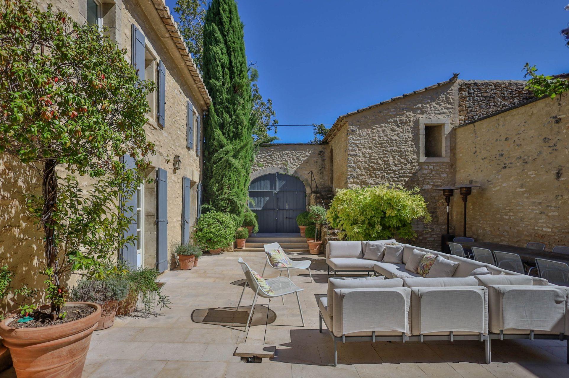 luxury property 11 Rooms for sale on MENERBES (84560)