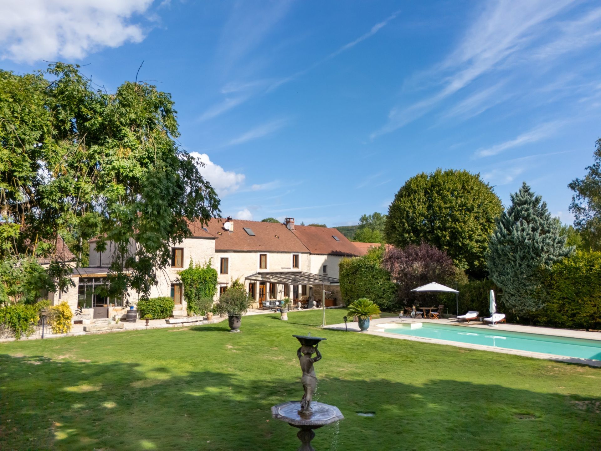 luxury house 11 Rooms for sale on DIJON (21000)