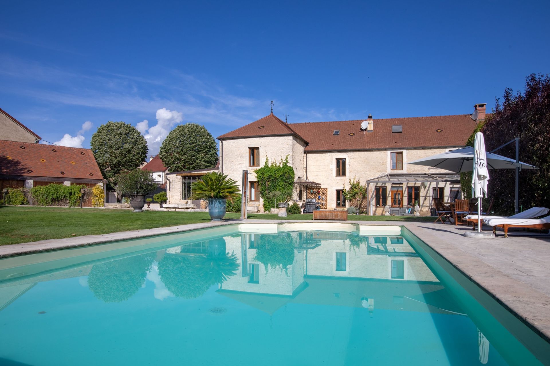 luxury house 11 Rooms for sale on DIJON (21000)