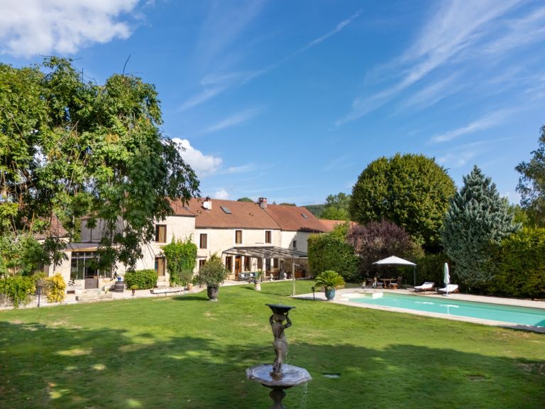 luxury house 11 Rooms for sale on DIJON (21000)