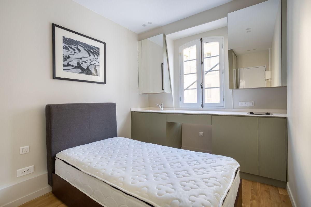 luxury apartment 6 Rooms for sale on PARIS (75008)