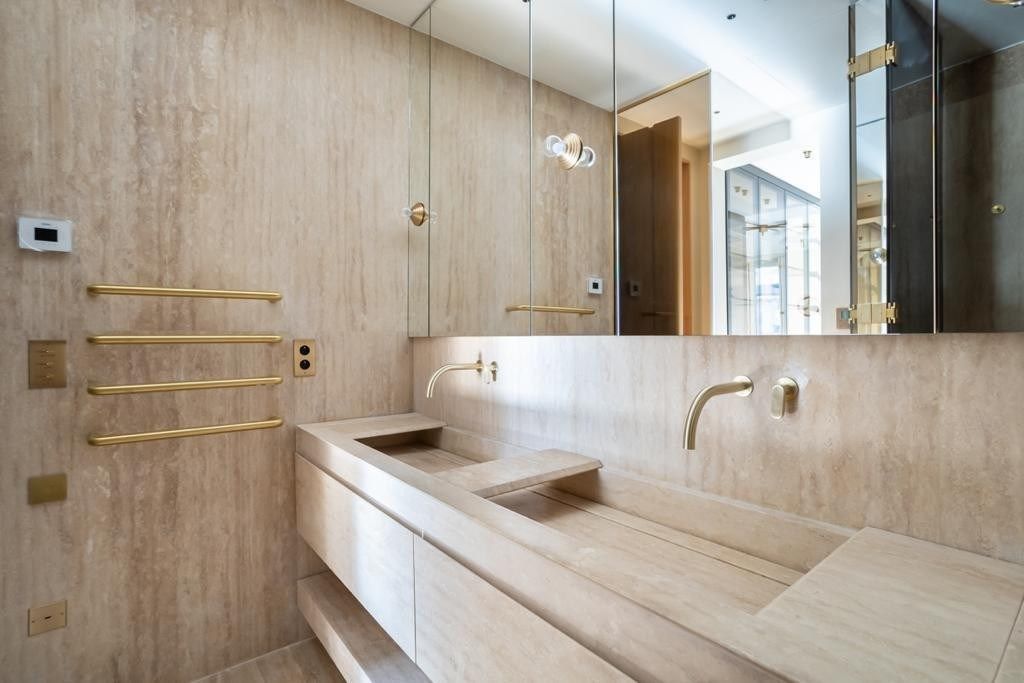 luxury apartment 6 Rooms for sale on PARIS (75008)